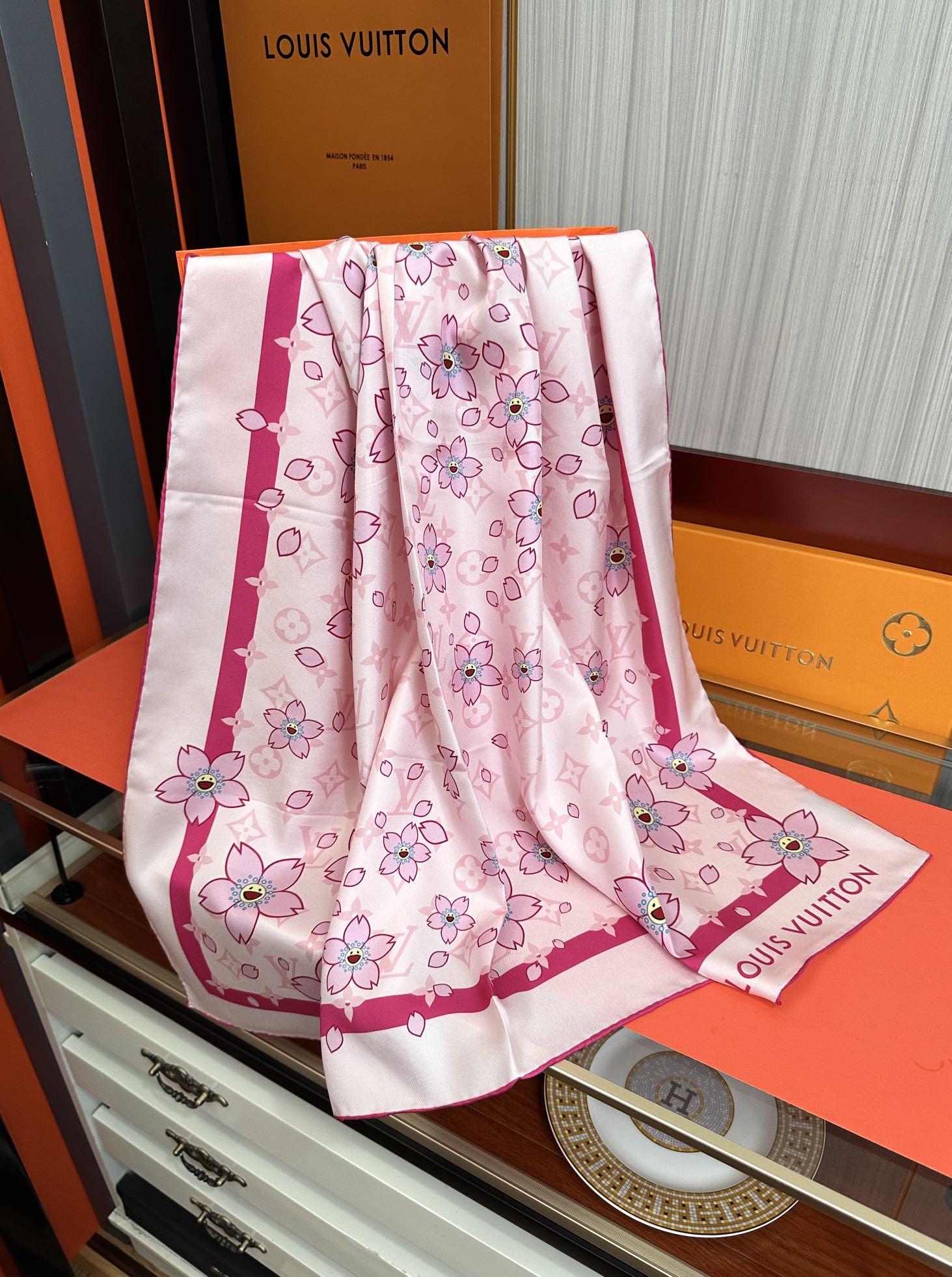 🔥高版本 LV官网同步【双面同色】太阳🌞花朵系列 太美了[庆祝]“L家”90典藏方巾通过别致的经典色彩向