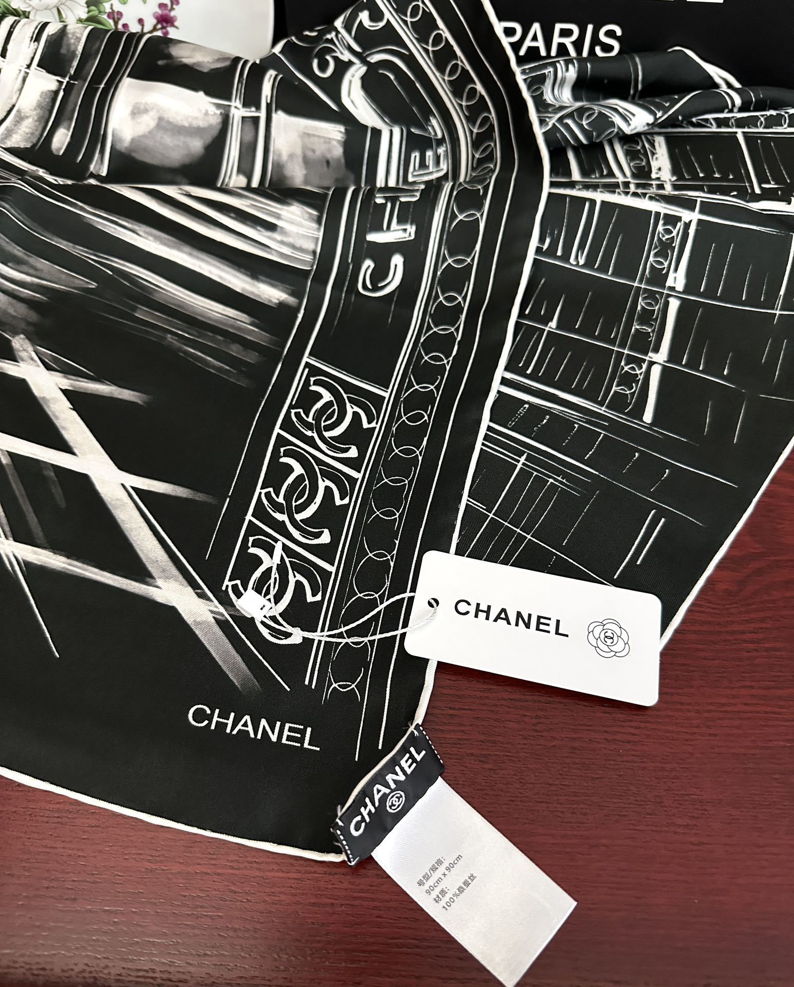 🔥新款 香奈 今年的爆款 这款必入丝巾 官网同步 的图案是巴黎大皇宫中被命名为“Gabrielle Ch