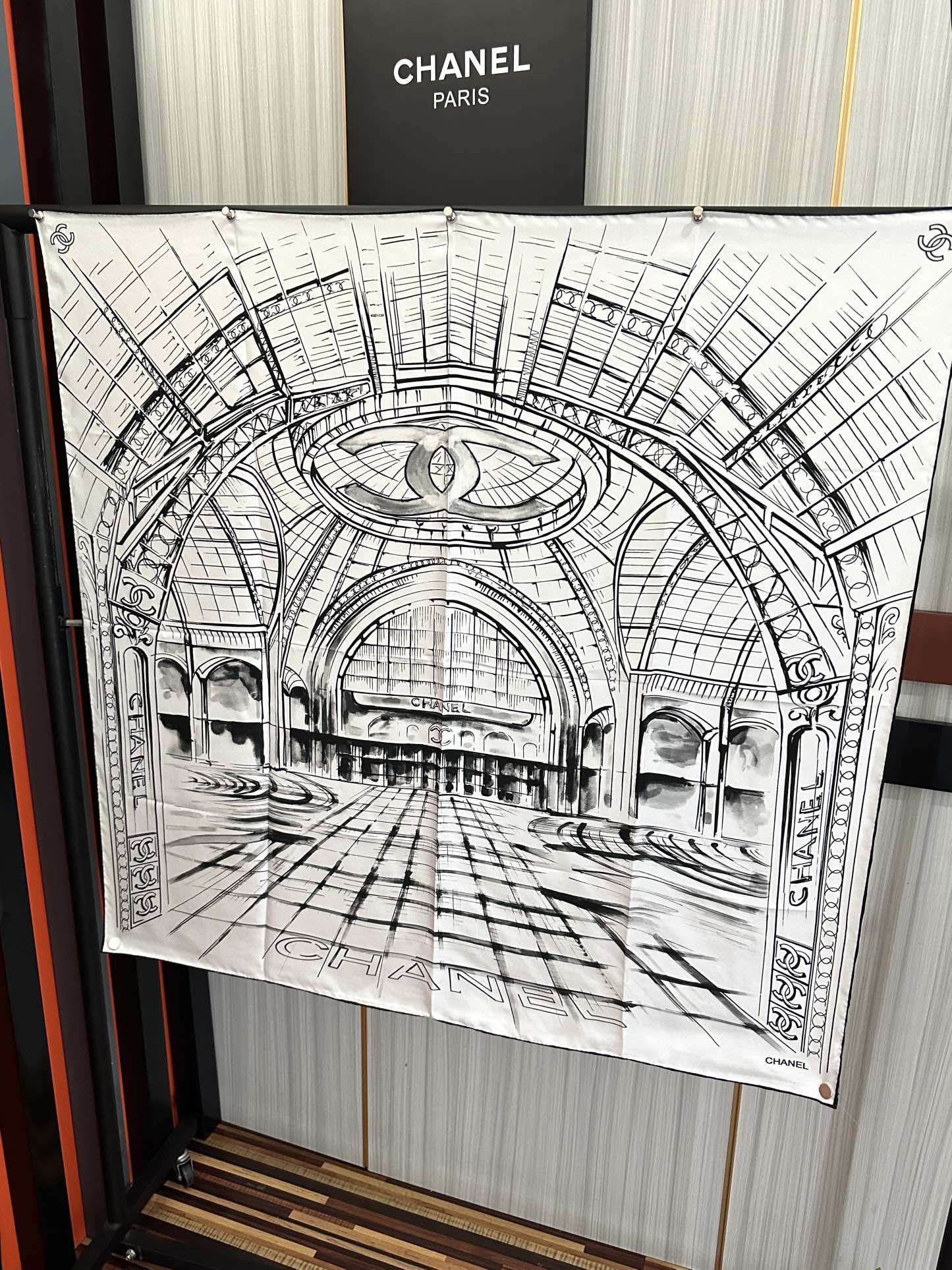 🔥新款 香奈 今年的爆款 这款必入丝巾 官网同步 的图案是巴黎大皇宫中被命名为“Gabrielle Ch