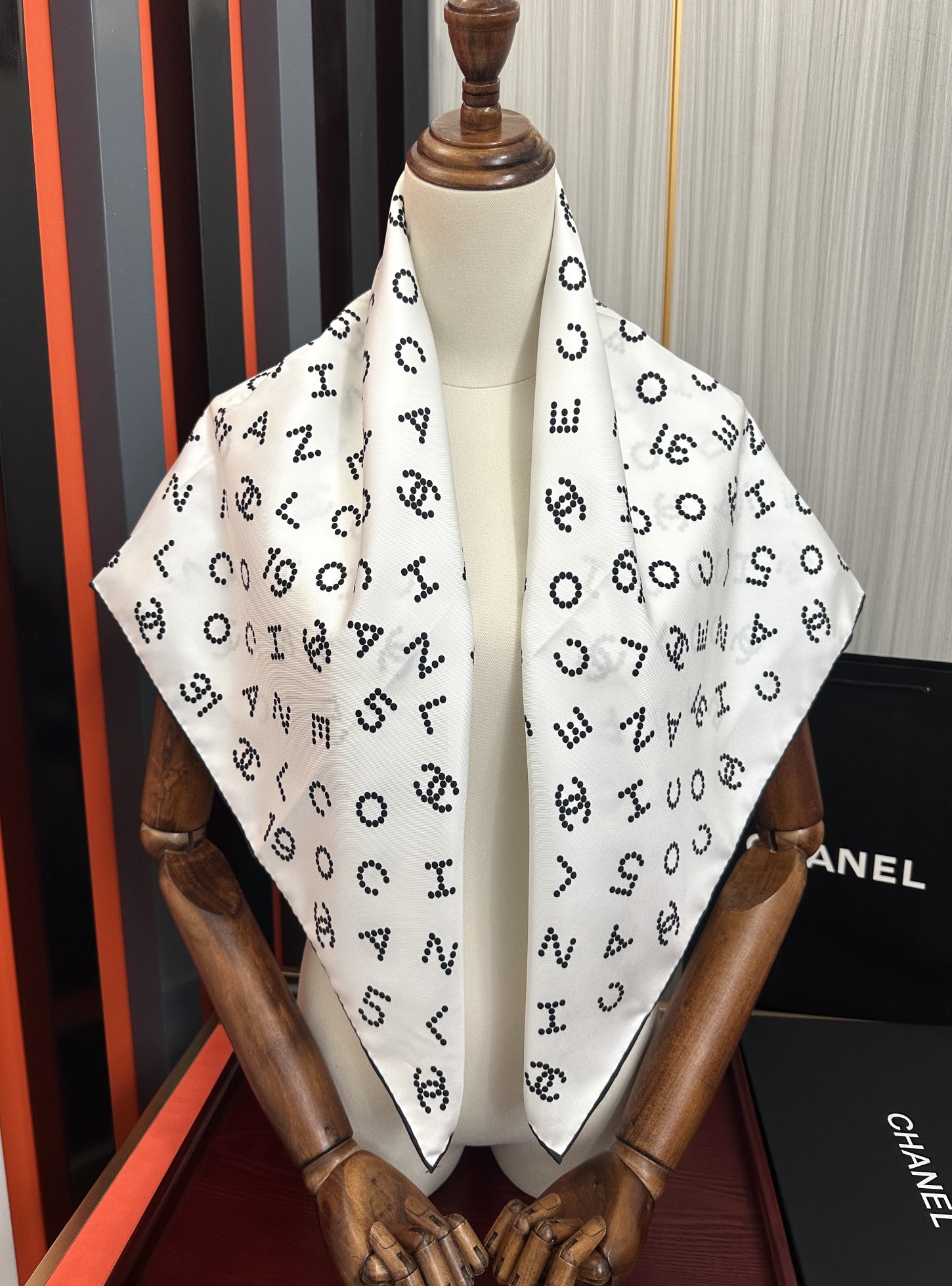 🔥 2080香奈儿 官网同步【双面同色 18姆米】 高版本👍香奶奶永远都是比较经典[發]一条印有字母Lo