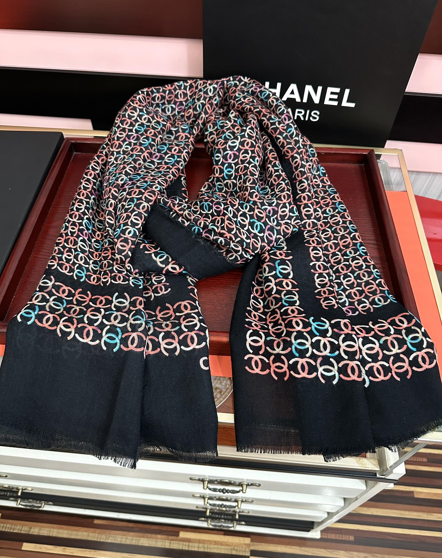 上新香奈儿2025 [玫瑰]顶级设计太美了，官网同步，真心赞👍【双C标志羊绒长巾】😘💍实物真心美 🎀披肩