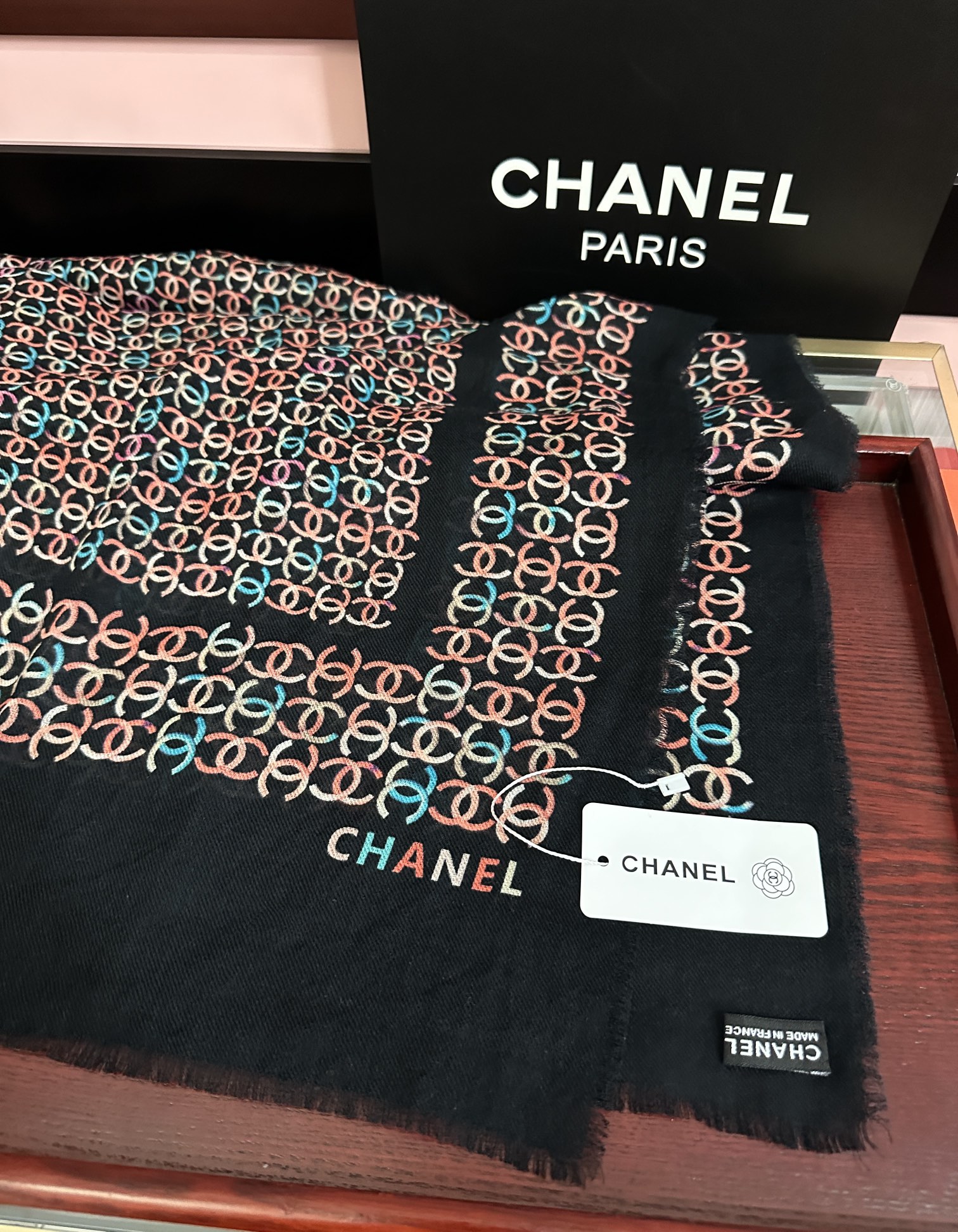 上新香奈儿2025 [玫瑰]顶级设计太美了，官网同步，真心赞👍【双C标志羊绒长巾】😘💍实物真心美 🎀披肩