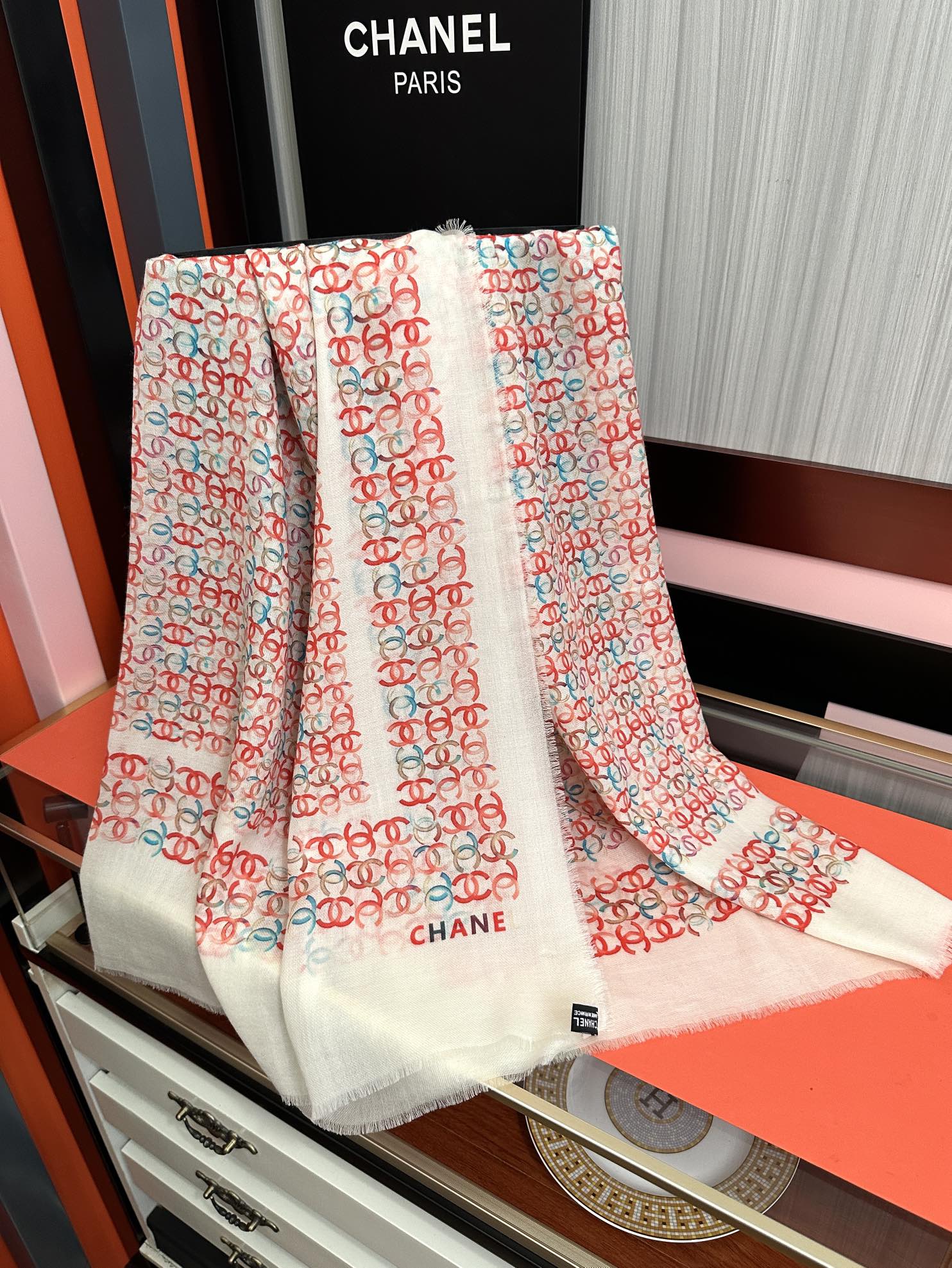 上新香奈儿2025 [玫瑰]顶级设计太美了，官网同步，真心赞👍【双C标志羊绒长巾】😘💍实物真心美 🎀披肩