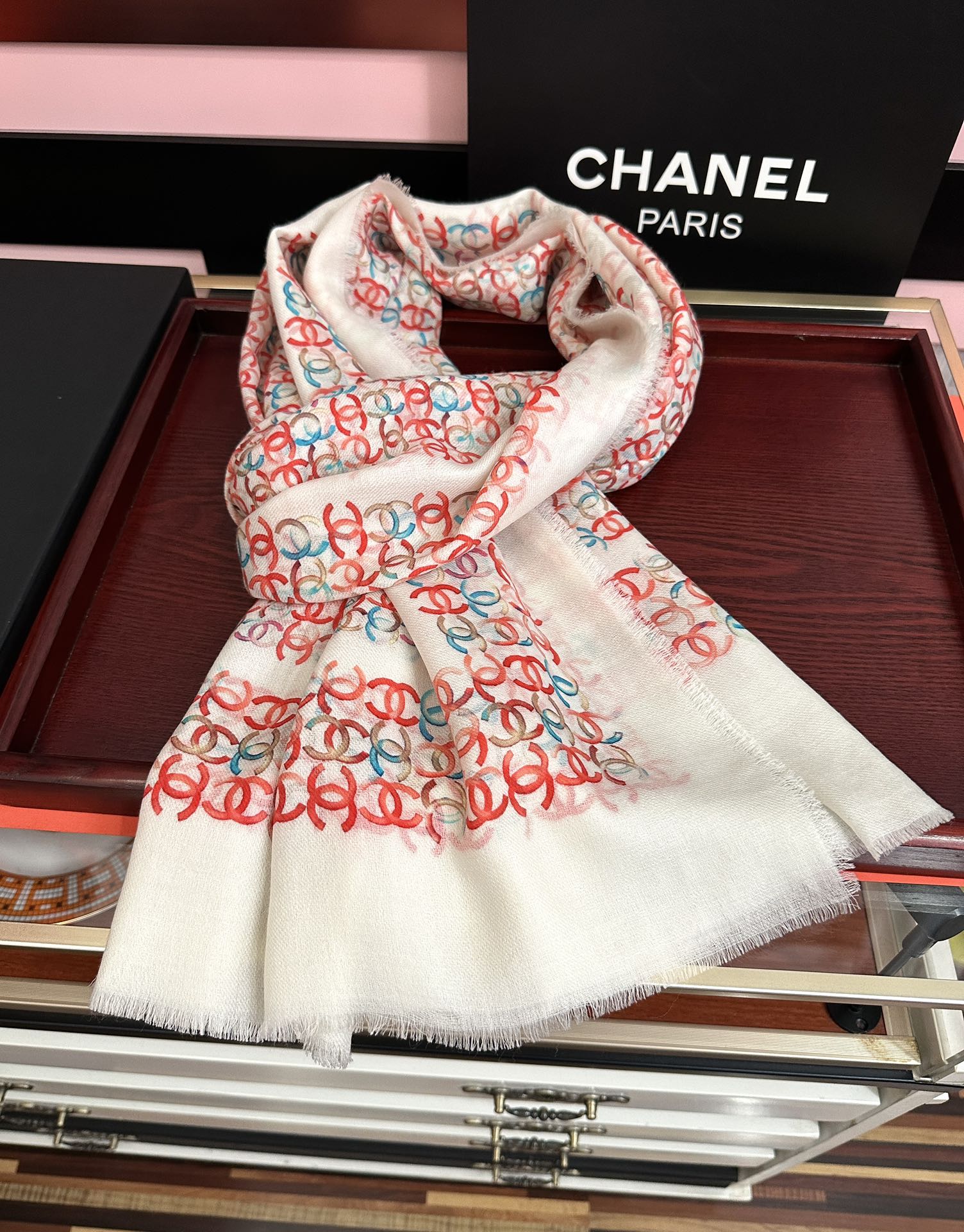 上新香奈儿2025 [玫瑰]顶级设计太美了，官网同步，真心赞👍【双C标志羊绒长巾】😘💍实物真心美 🎀披肩