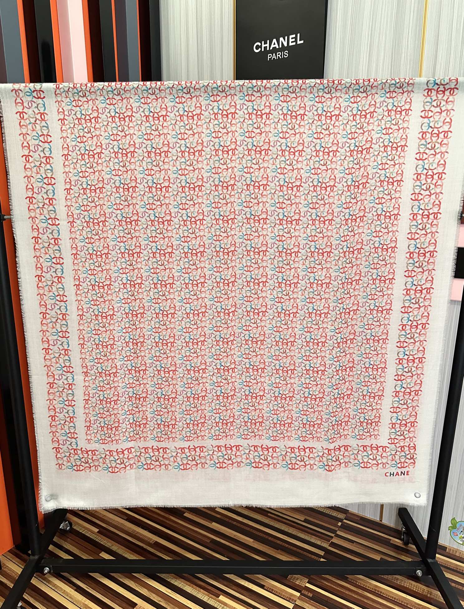 上新香奈儿2025 [玫瑰]顶级设计太美了，官网同步，真心赞👍【双C标志羊绒长巾】😘💍实物真心美 🎀披肩