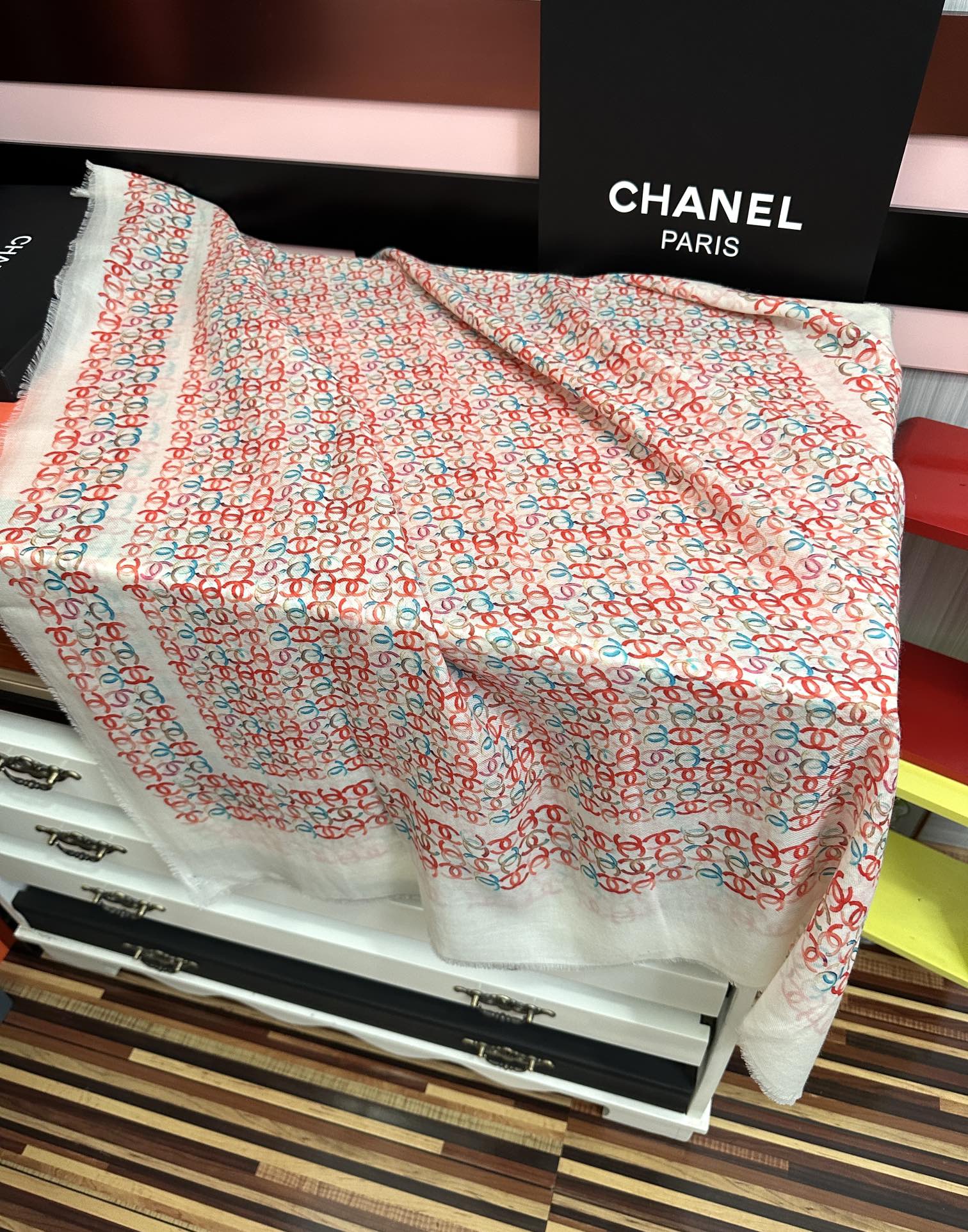 上新香奈儿2025 [玫瑰]顶级设计太美了，官网同步，真心赞👍【双C标志羊绒长巾】😘💍实物真心美 🎀披肩