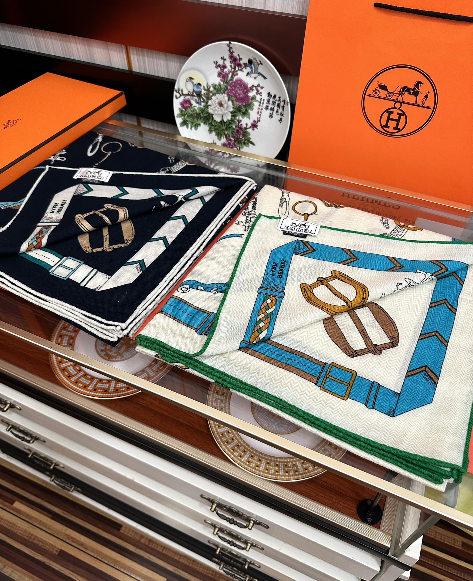 上新❤️2025 爱马士【双面同色】ZG同步最新款 买了都说好看顶级工艺超值[嘴唇]专柜爆款🎁🎁羊绒方巾