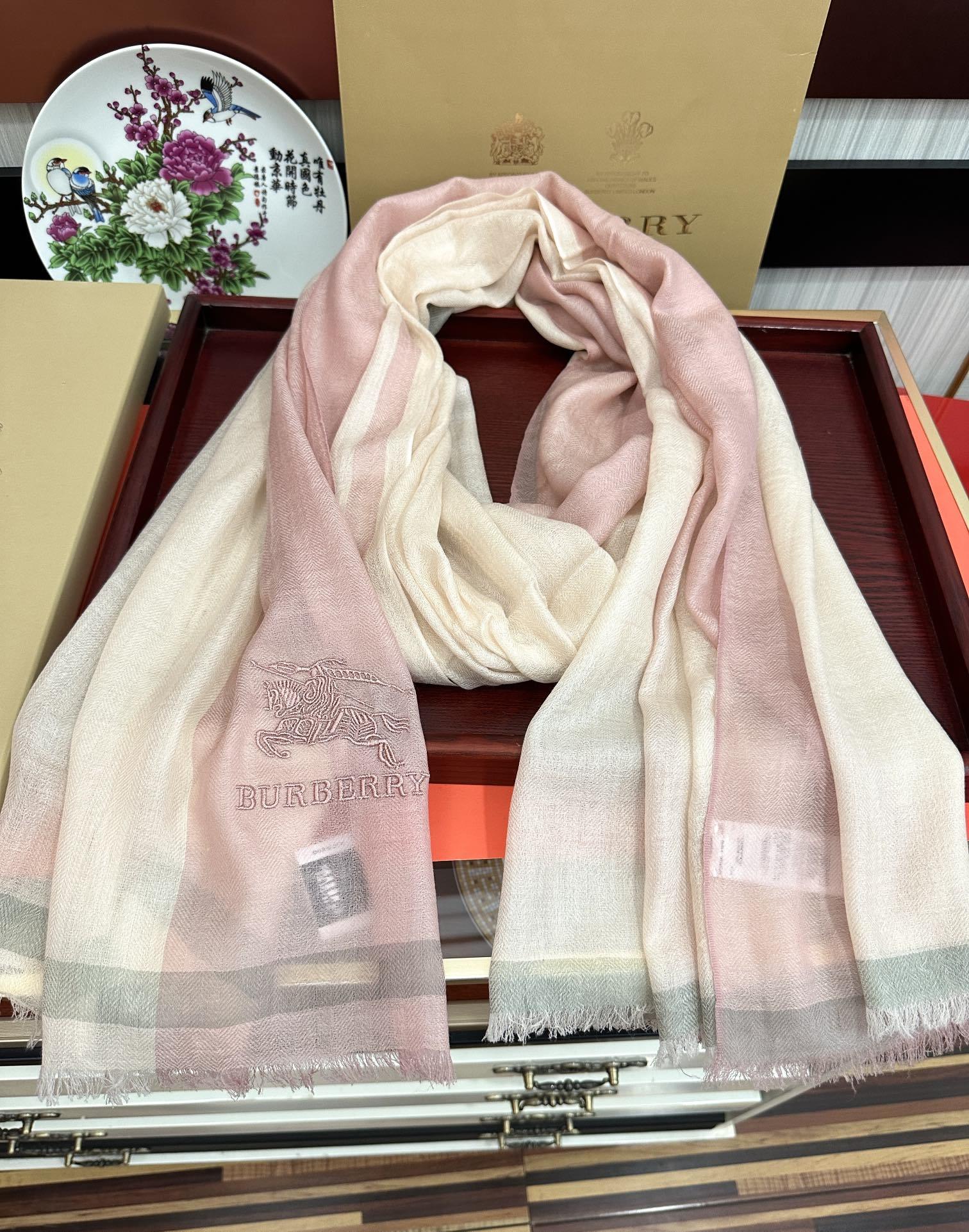 上新🔥 巴宝莉👍重磅推荐🎀太美了👓火爆N年的格子,人人都喜欢💕时潮人都有好几条巴家围巾放在衣橱,🧣换条围