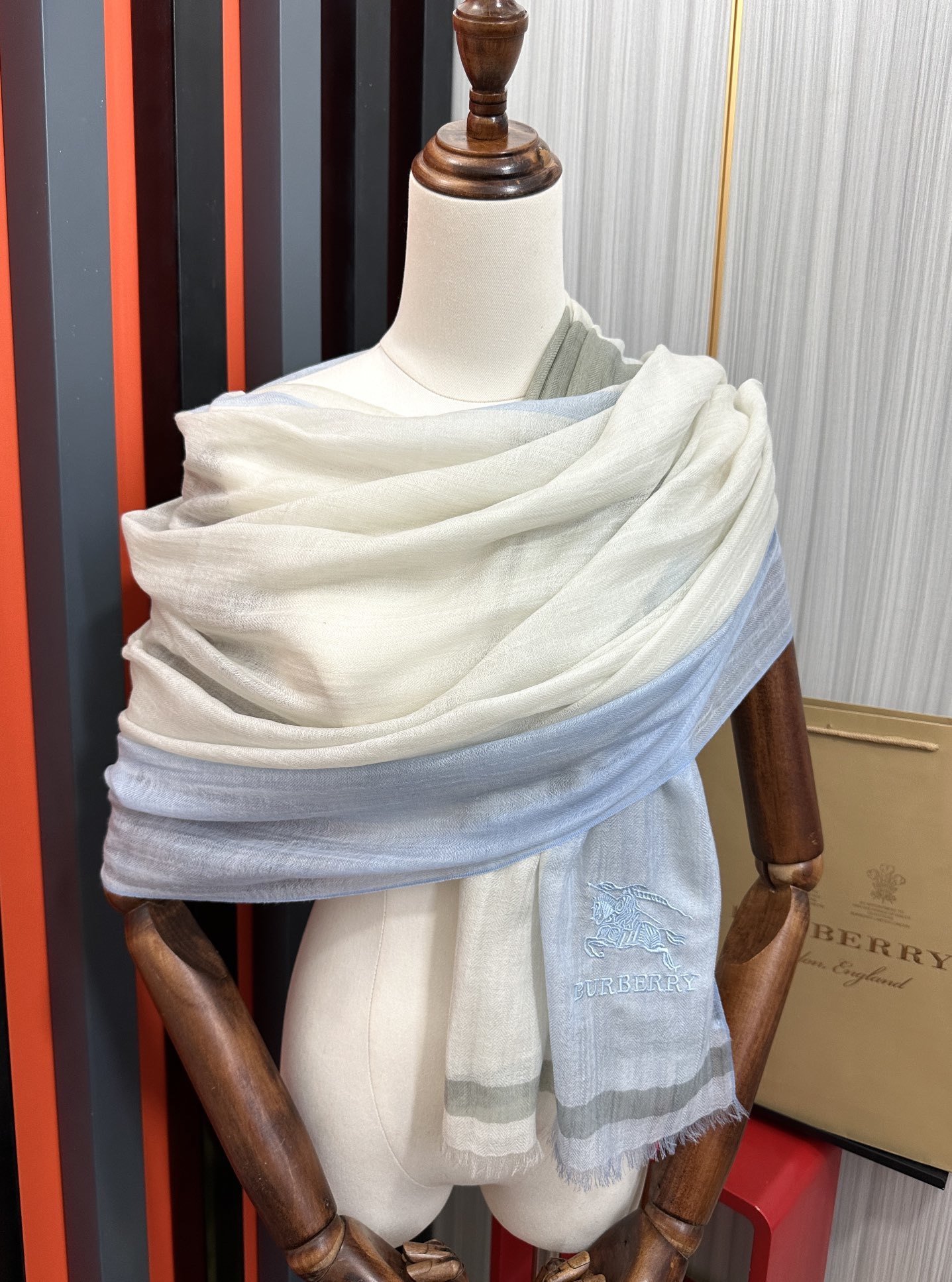 上新🔥 巴宝莉👍重磅推荐🎀太美了👓火爆N年的格子,人人都喜欢💕时潮人都有好几条巴家围巾放在衣橱,🧣换条围