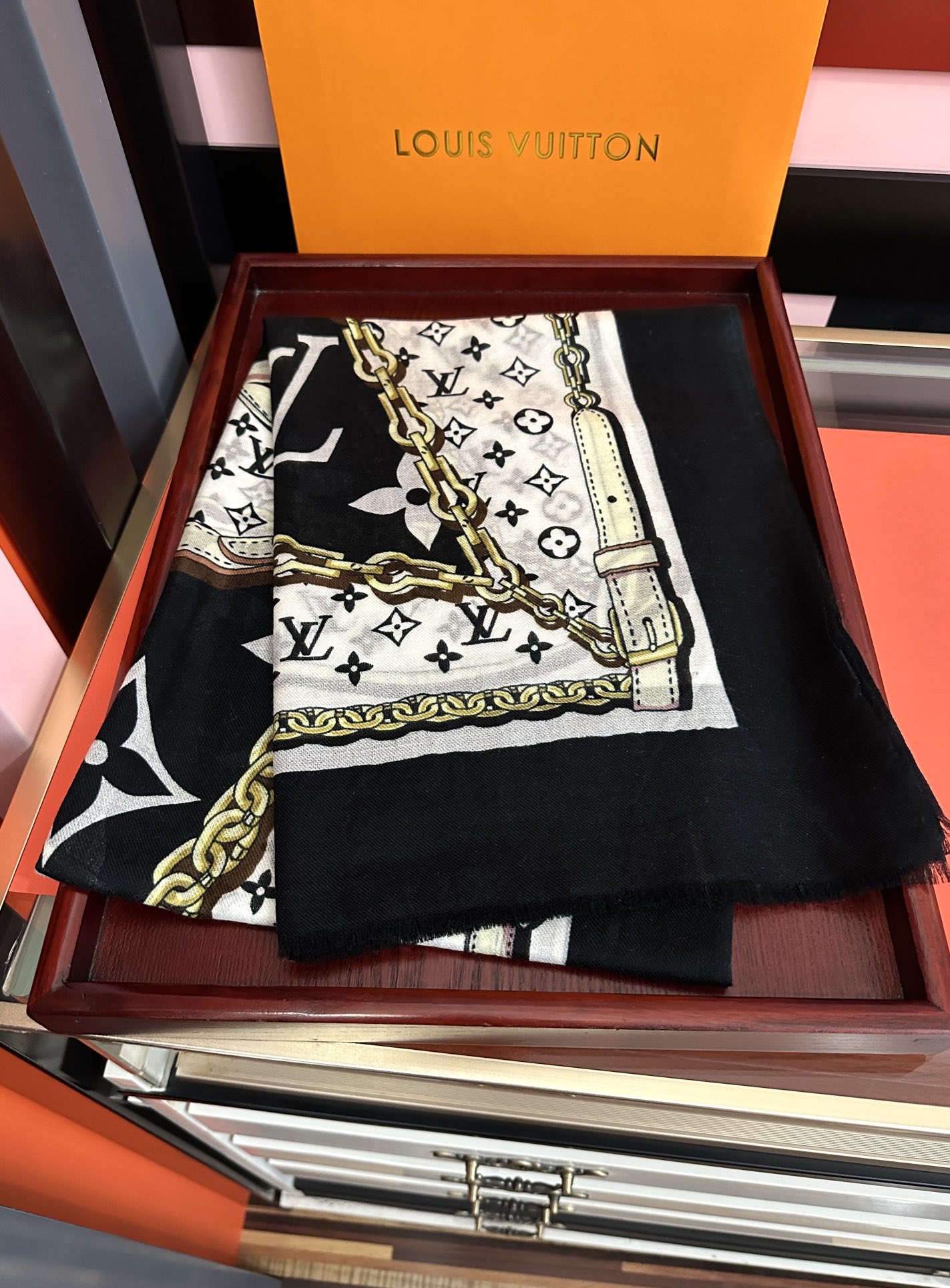 新品 LV【300支羊绒长巾】2025实物真心美 🎀披肩配以印花💓无论设计喷绘都是非常到位☀️细节都可见