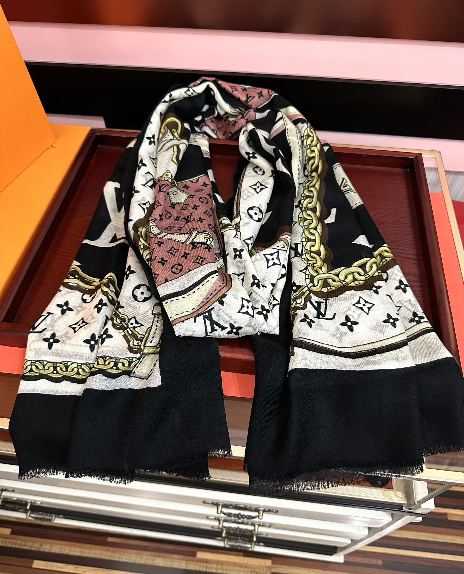 新品 LV【300支羊绒长巾】2025实物真心美 🎀披肩配以印花💓无论设计喷绘都是非常到位☀️细节都可见