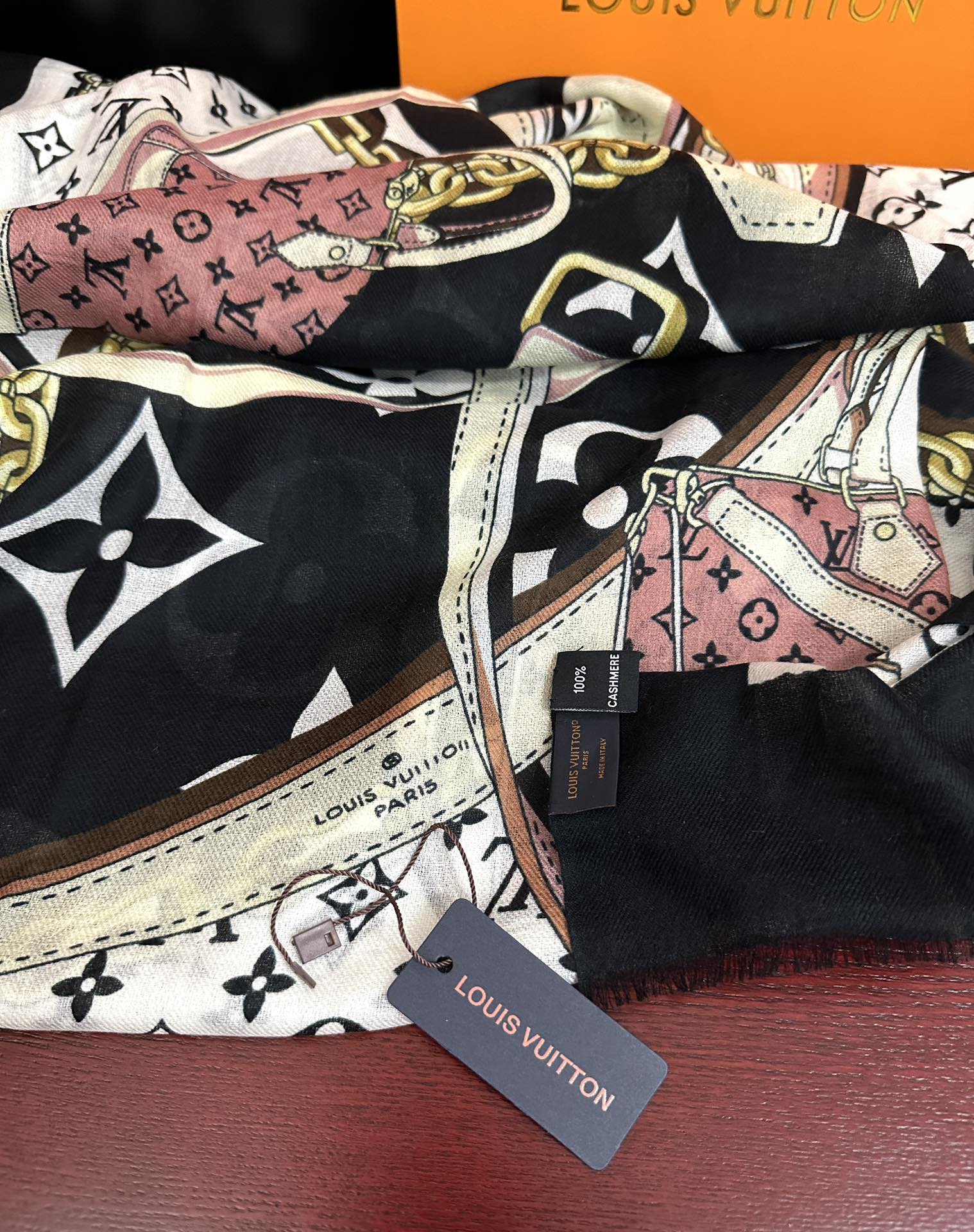 新品 LV【300支羊绒长巾】2025实物真心美 🎀披肩配以印花💓无论设计喷绘都是非常到位☀️细节都可见