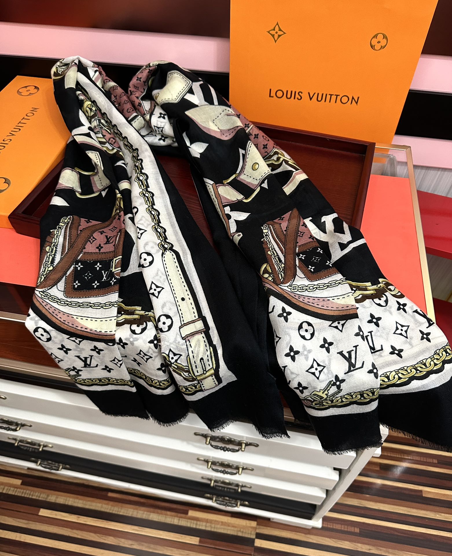 新品 LV【300支羊绒长巾】2025实物真心美 🎀披肩配以印花💓无论设计喷绘都是非常到位☀️细节都可见