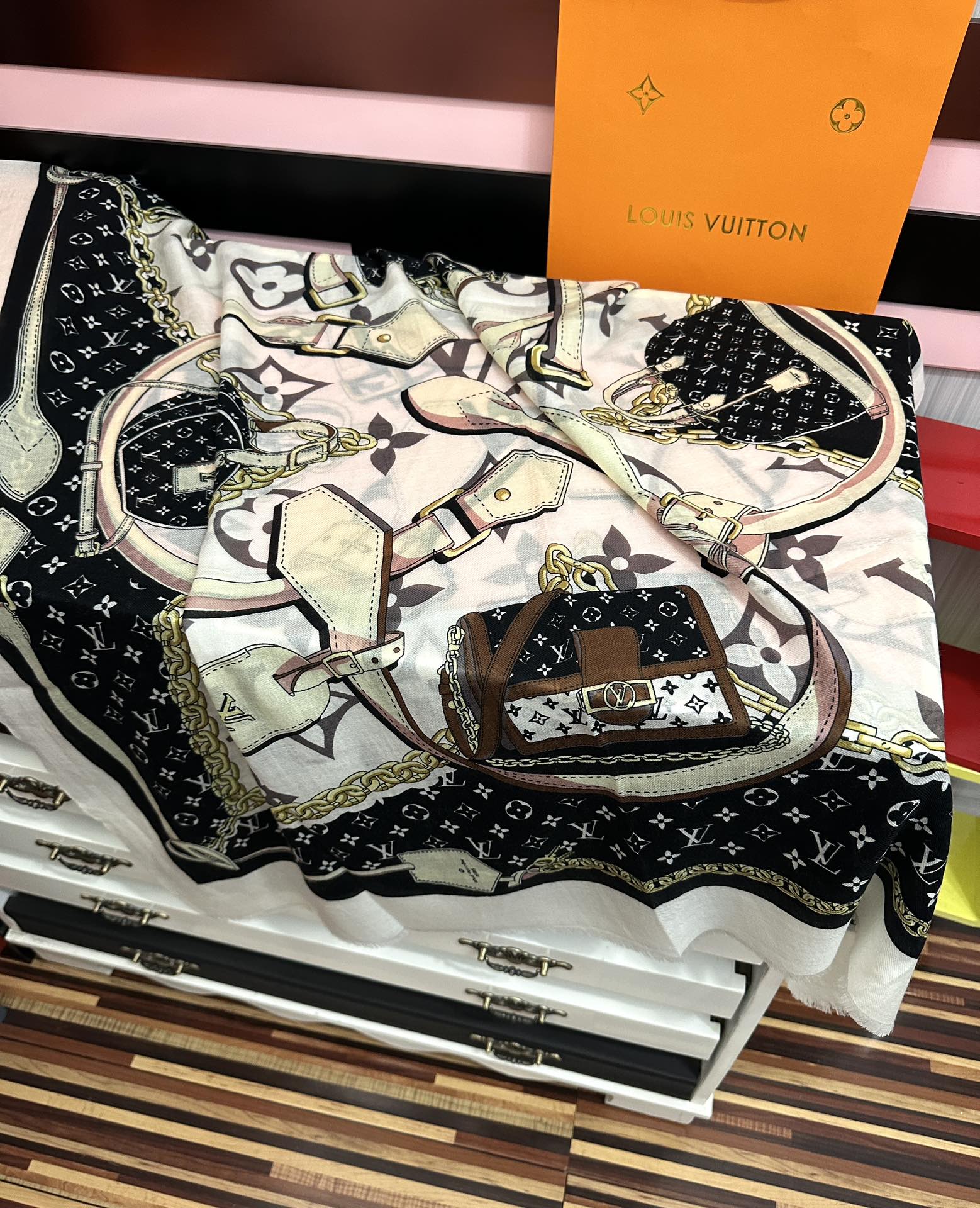 新品 LV【300支羊绒长巾】2025实物真心美 🎀披肩配以印花💓无论设计喷绘都是非常到位☀️细节都可见