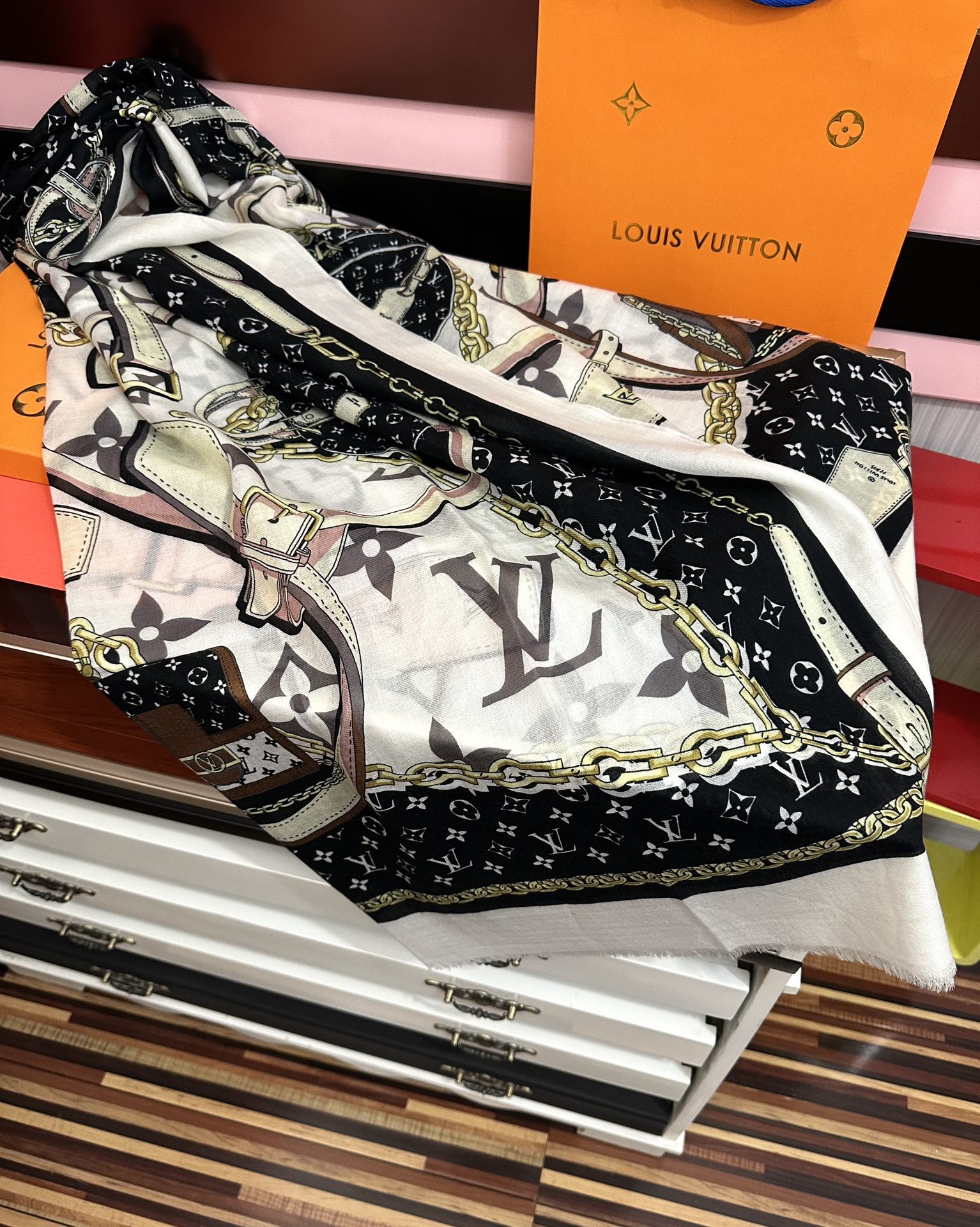 新品 LV【300支羊绒长巾】2025实物真心美 🎀披肩配以印花💓无论设计喷绘都是非常到位☀️细节都可见