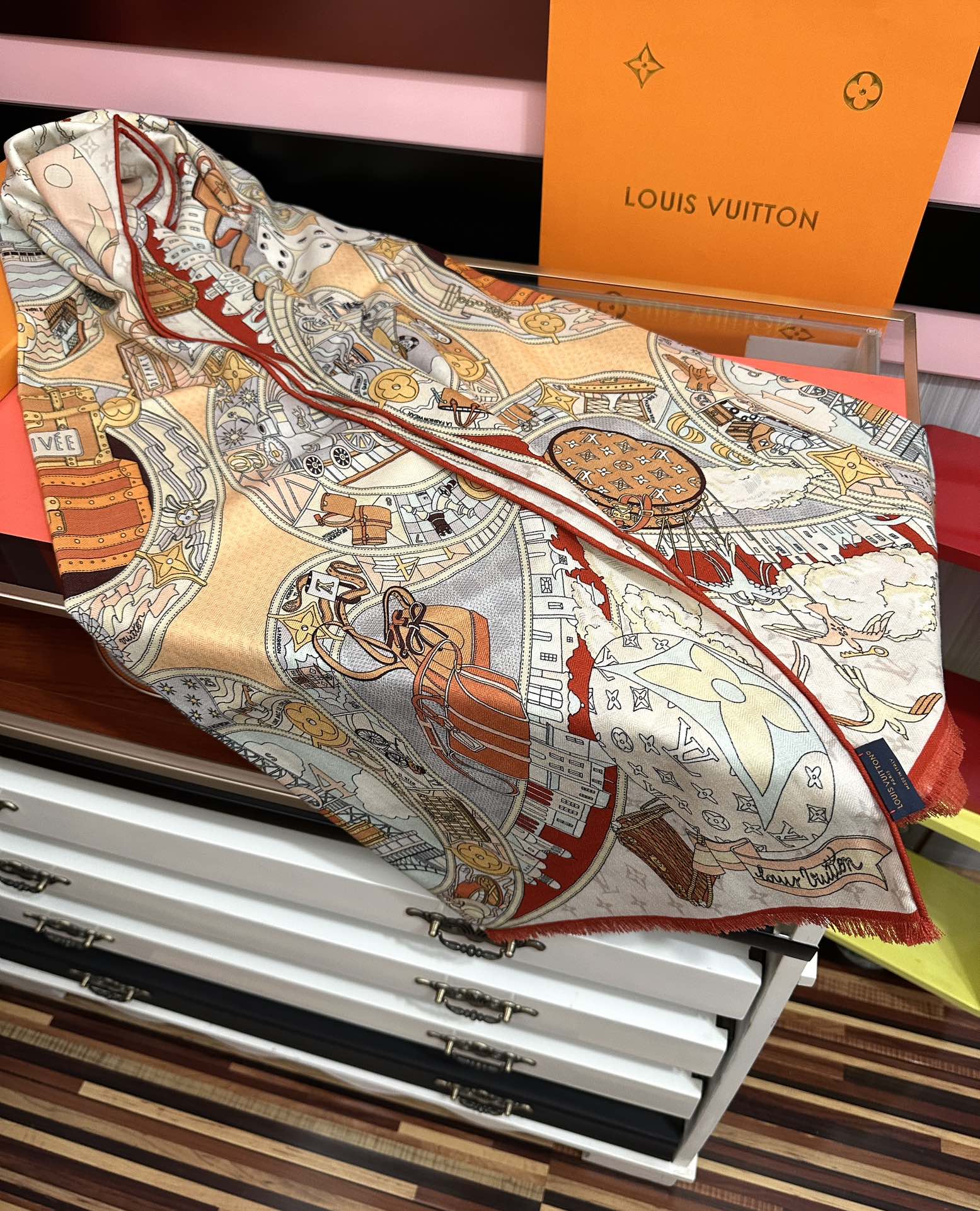 🔥 新款LV🔥高品质 【双面同色】女生必备款[得意]随便怎么围都好看[色]大气时尚 太美了[吃瓜]下手一