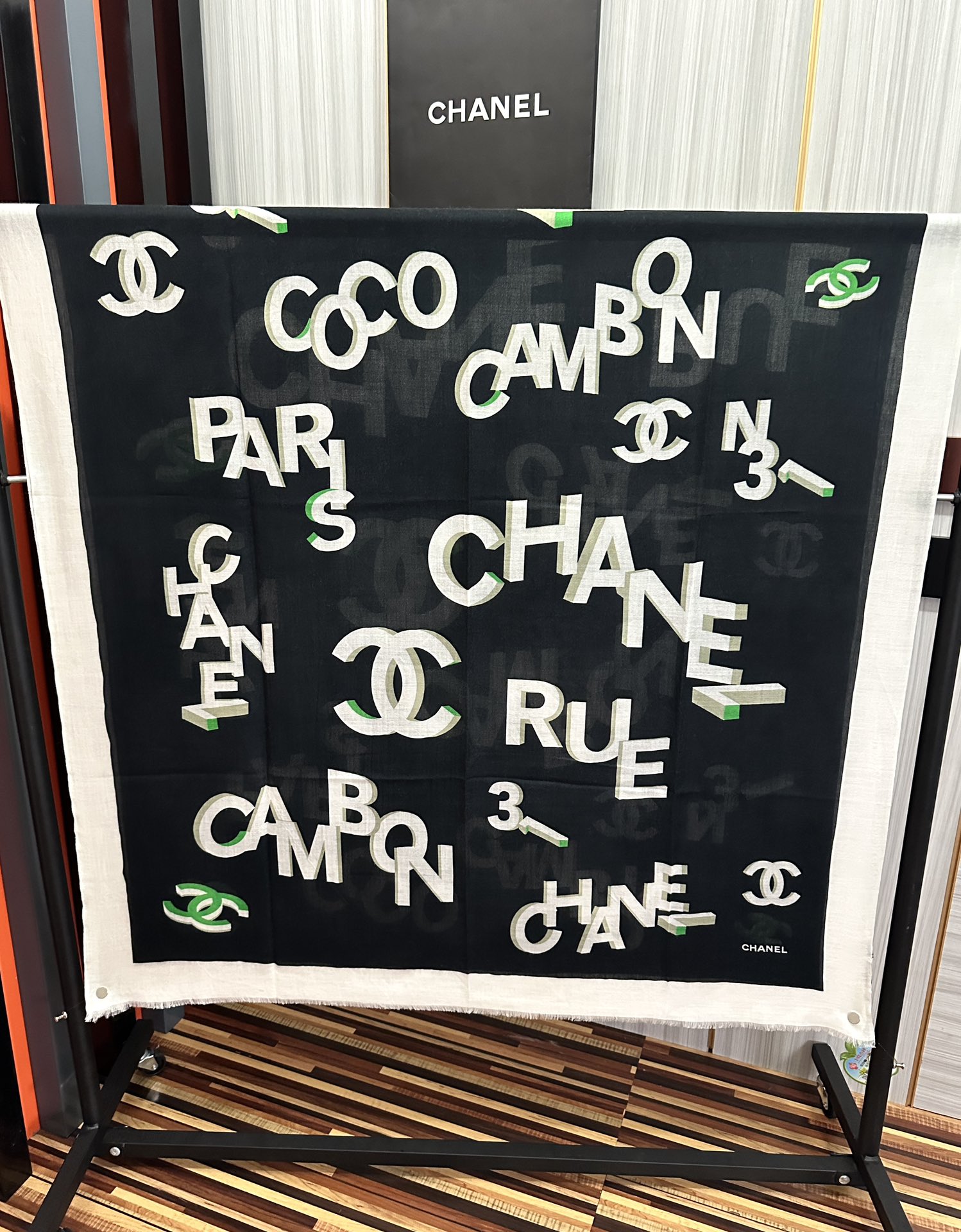 🔥上新 小香2025 最新款、太美到心动😘【香家双c系列300支羊绒长巾】实物真心美 🎀披肩配以印花💓无