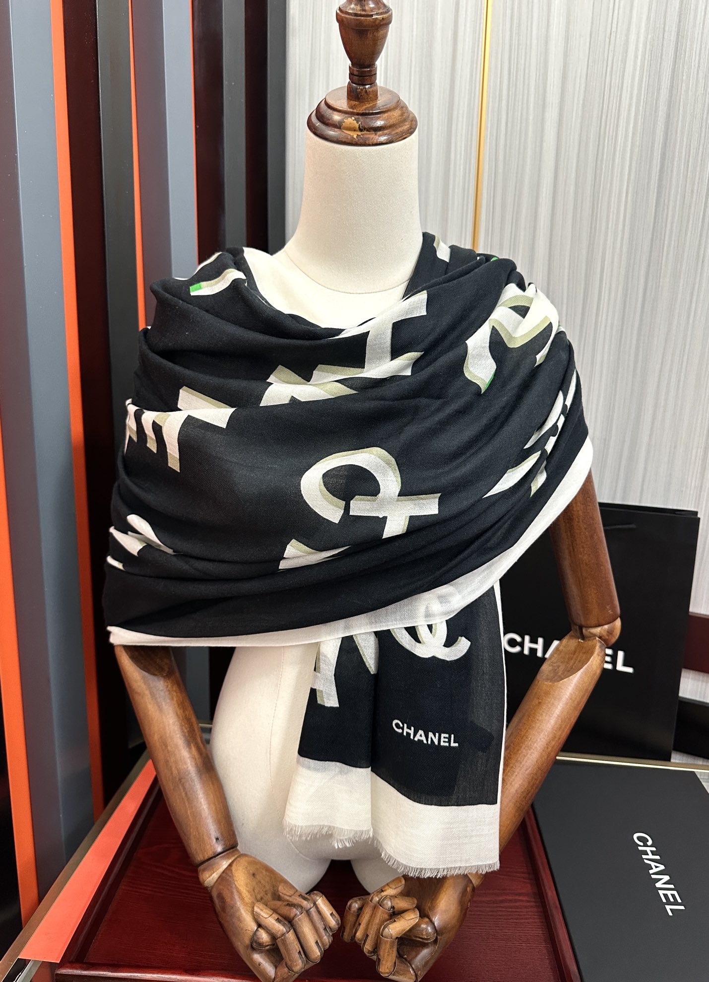 🔥上新 小香2025 最新款、太美到心动😘【香家双c系列300支羊绒长巾】实物真心美 🎀披肩配以印花💓无