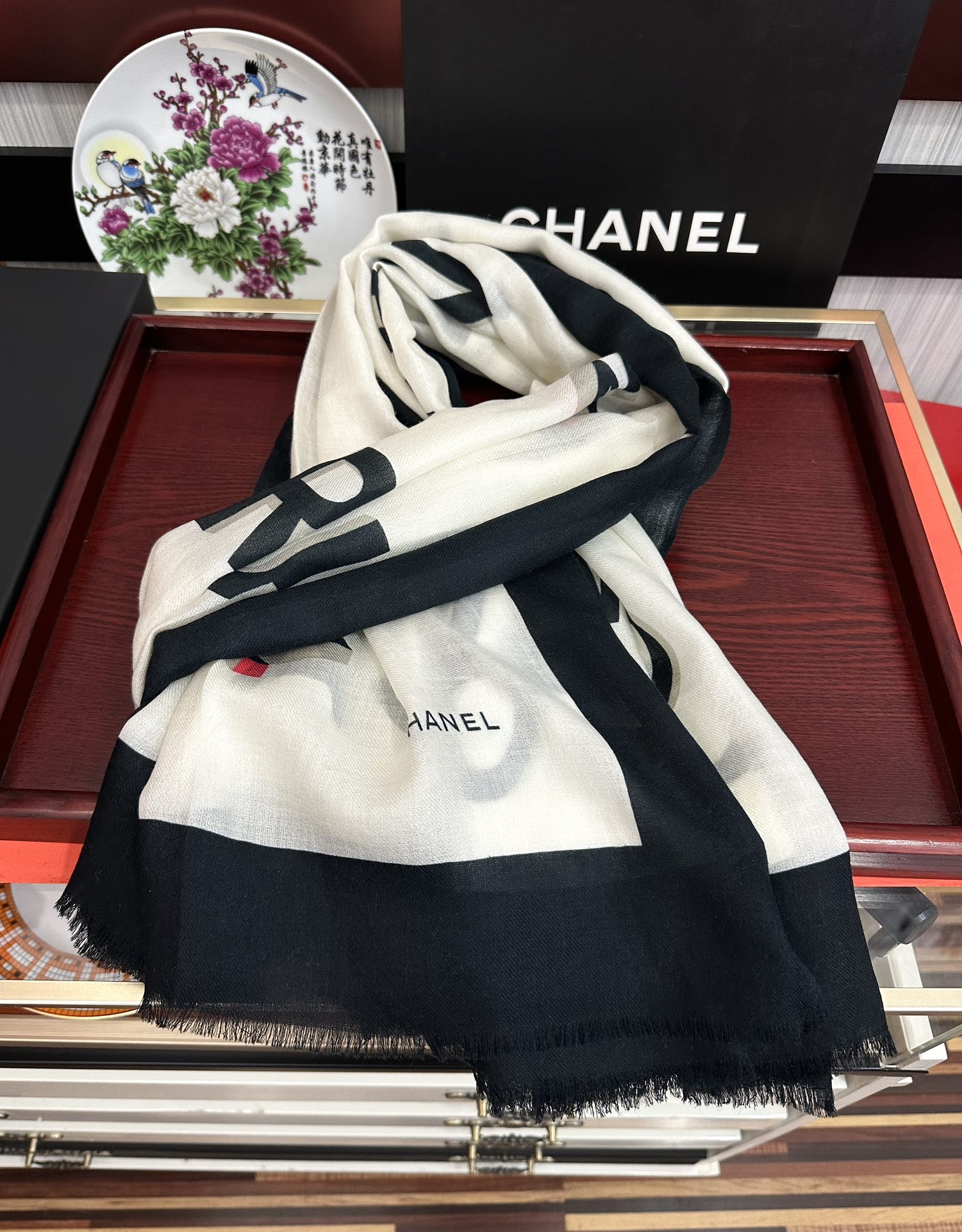 🔥上新 小香2025 最新款、太美到心动😘【香家双c系列300支羊绒长巾】实物真心美 🎀披肩配以印花💓无