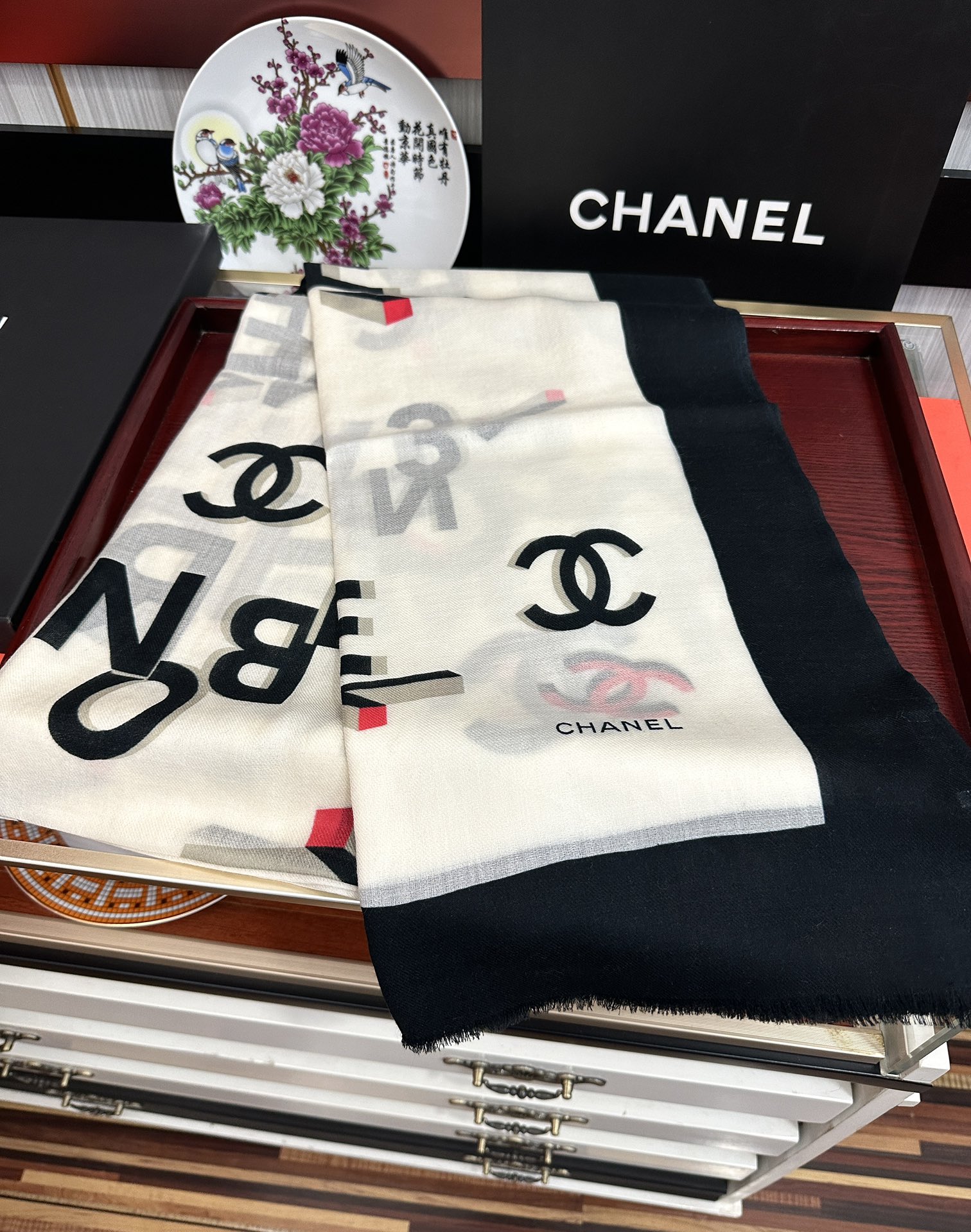 🔥上新 小香2025 最新款、太美到心动😘【香家双c系列300支羊绒长巾】实物真心美 🎀披肩配以印花💓无