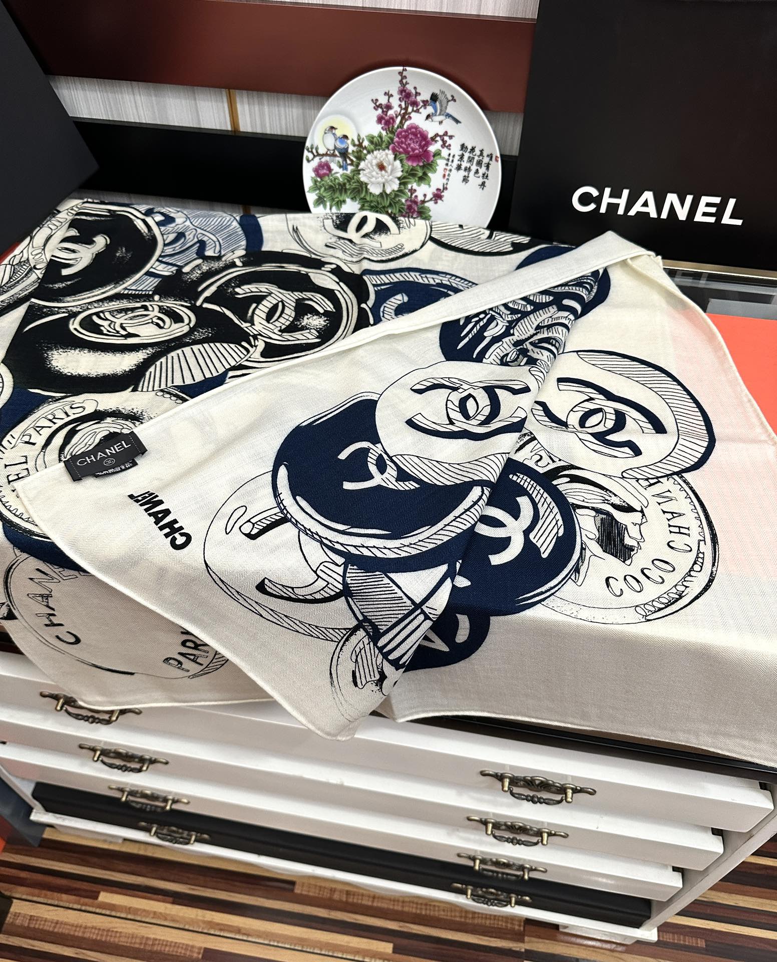 。香奈儿 【双面同色】经典双C优雅Coco风[礼物]~气质到骨子里[色]香奶奶新一季的面料超高级，真心超