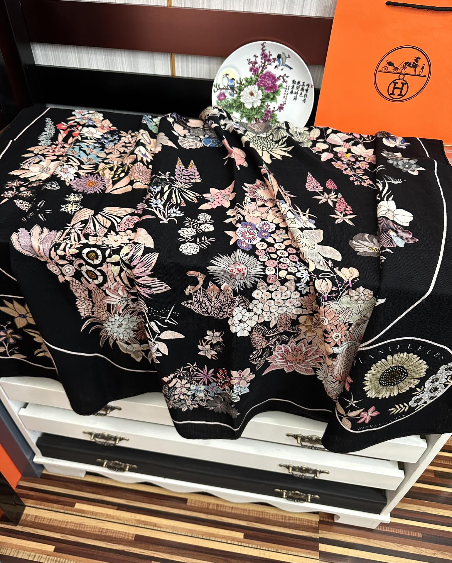 上新❤️爱马仕2025 经典优雅[礼物]~气质到骨子里[色]新一季的面料超高级，真心超级柔软，丝丝顺滑[