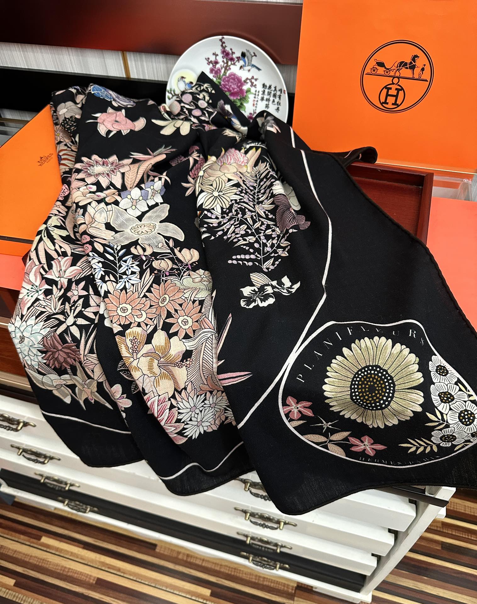 上新❤️爱马仕2025 经典优雅[礼物]~气质到骨子里[色]新一季的面料超高级，真心超级柔软，丝丝顺滑[