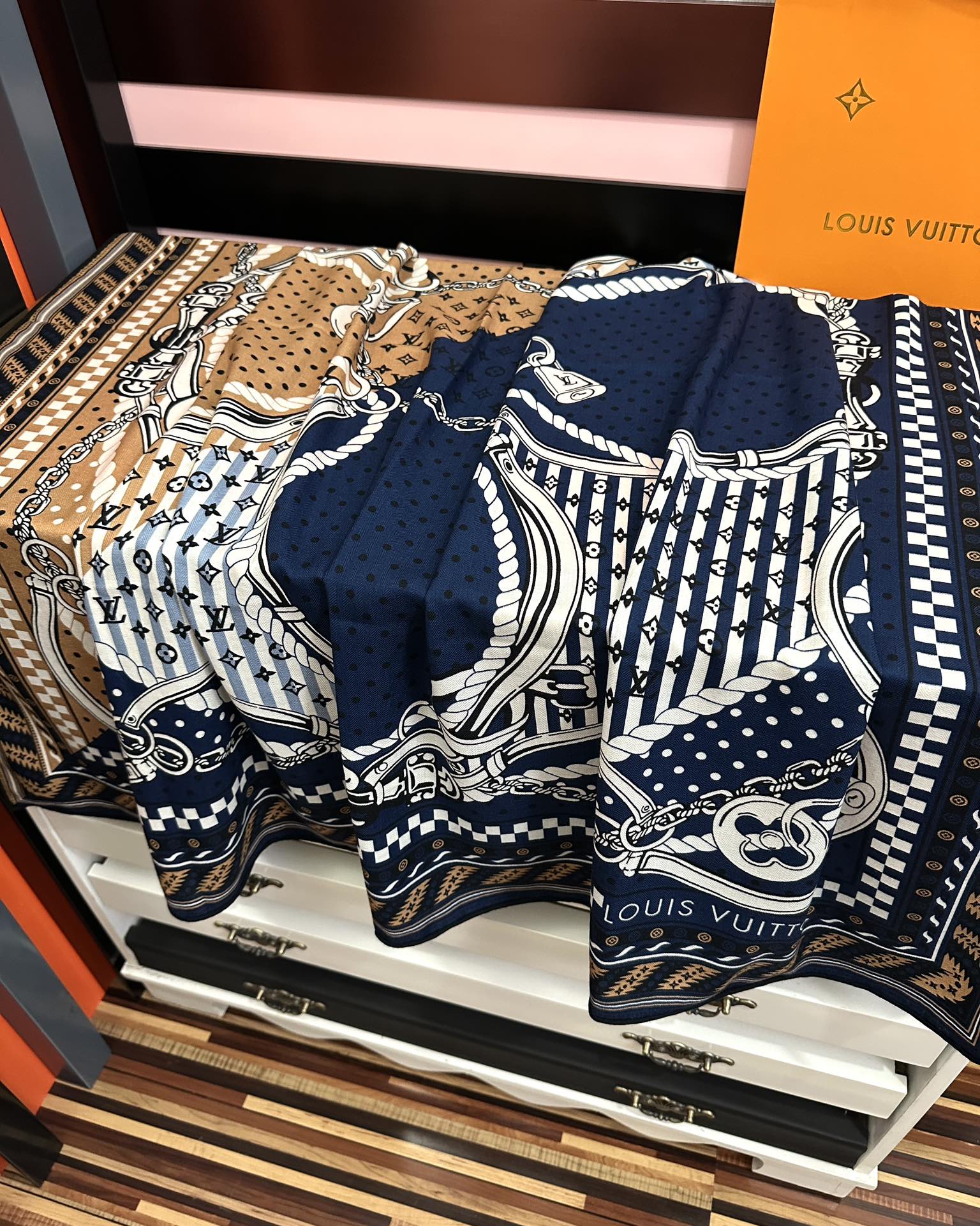 高品质 上新❤️LV 【双面同色】经典优雅[礼物]~气质到骨子里[色]新一季的面料超高级，真心超级柔软，