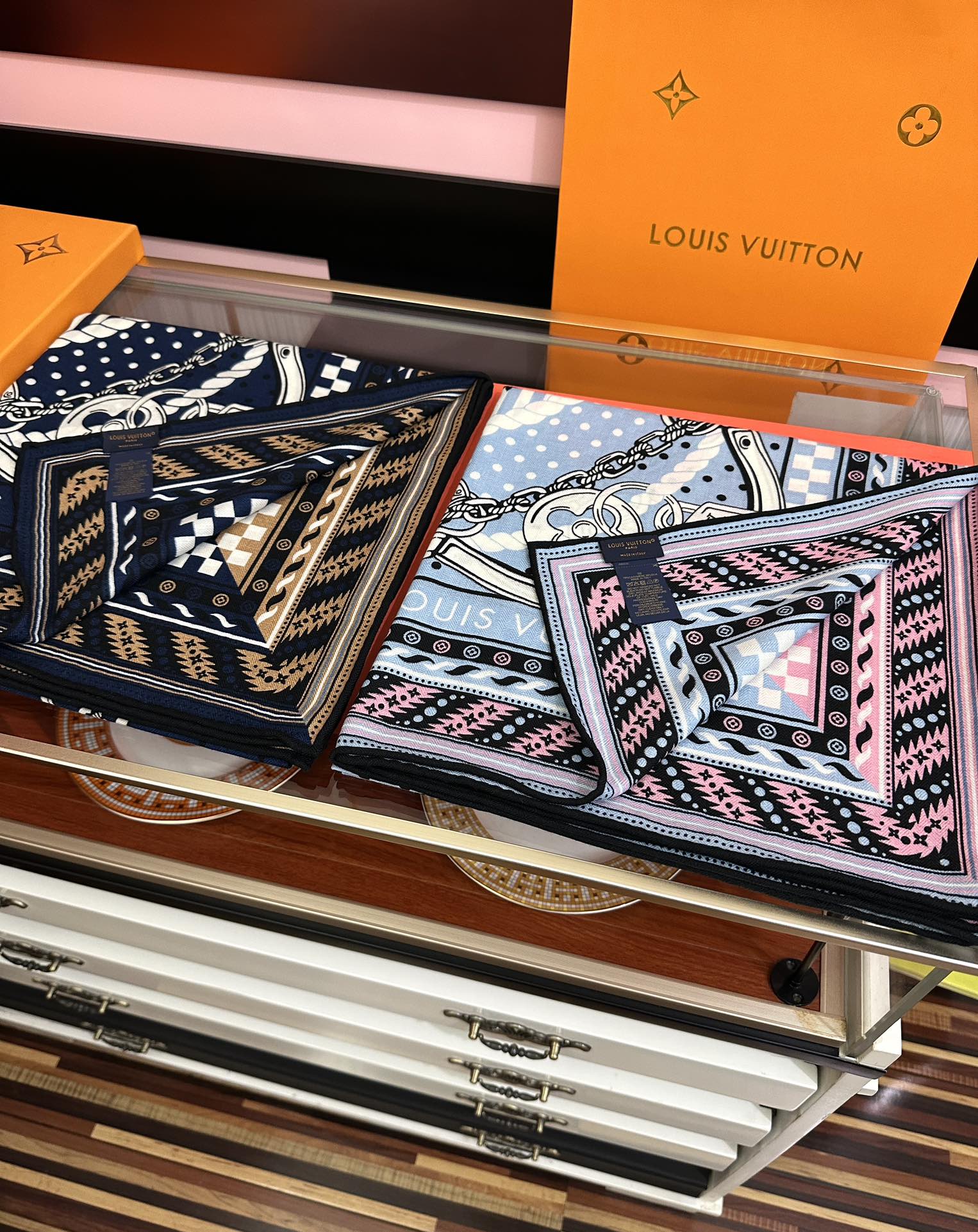 高品质 上新❤️LV 【双面同色】经典优雅[礼物]~气质到骨子里[色]新一季的面料超高级，真心超级柔软，