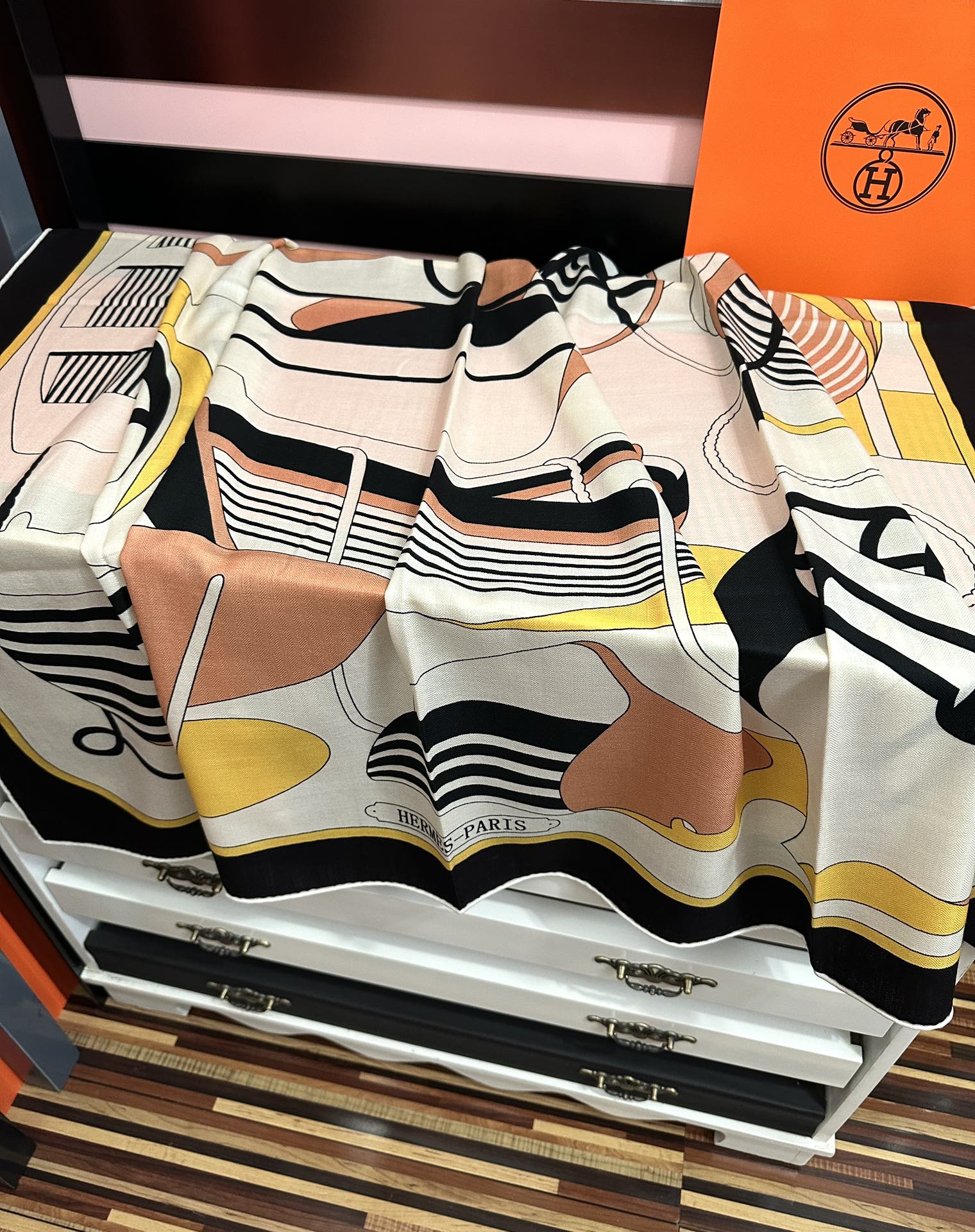 。爱马仕2025秋冬新款[爱心]【马术学院】新一季丝巾采购清单估计各位养马人们已经列好了[太阳]我就不推