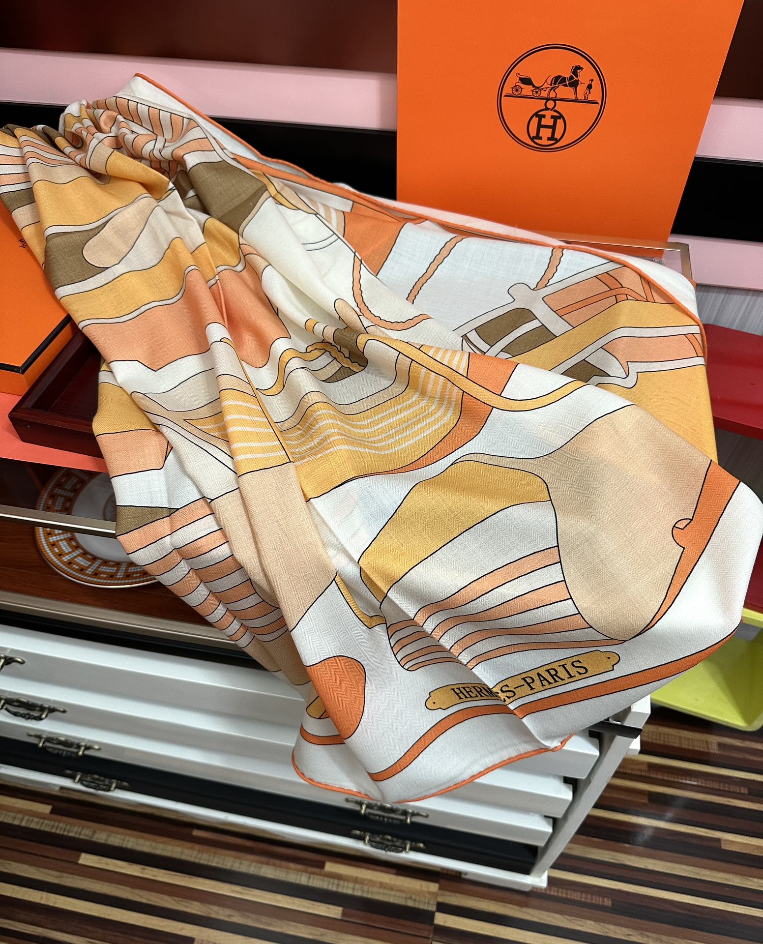 。爱马仕2025秋冬新款[爱心]【马术学院】新一季丝巾采购清单估计各位养马人们已经列好了[太阳]我就不推