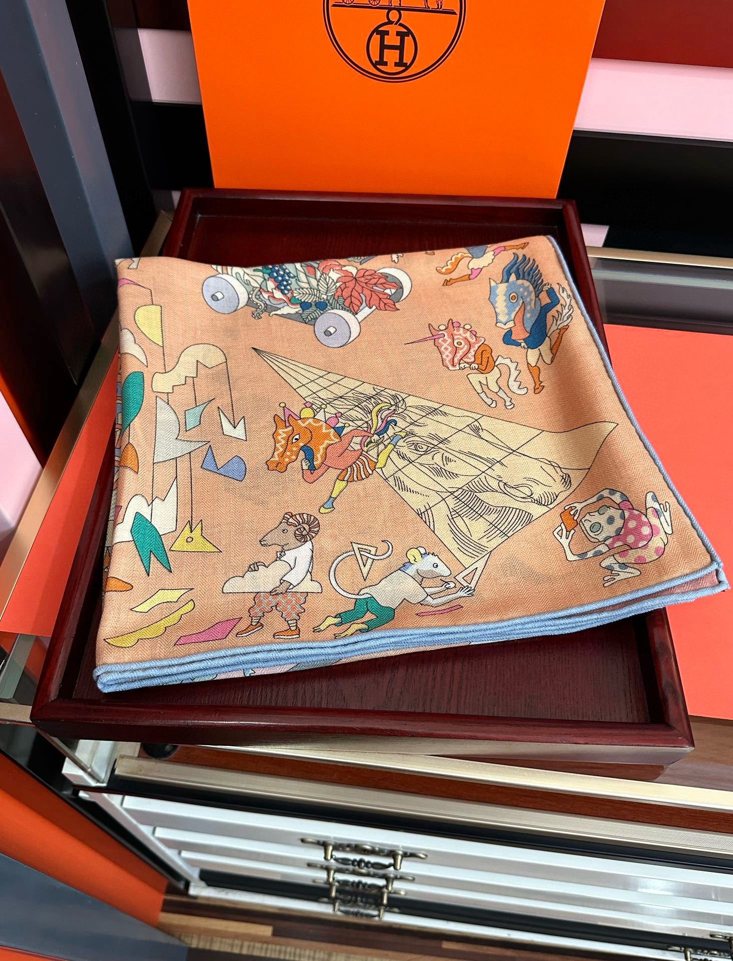 上新 。爱马仕 【马术学院】[嘴唇]今年最新款 140双面同色丝毛披肩这款爱马仕的经典单品展现强大而迷人