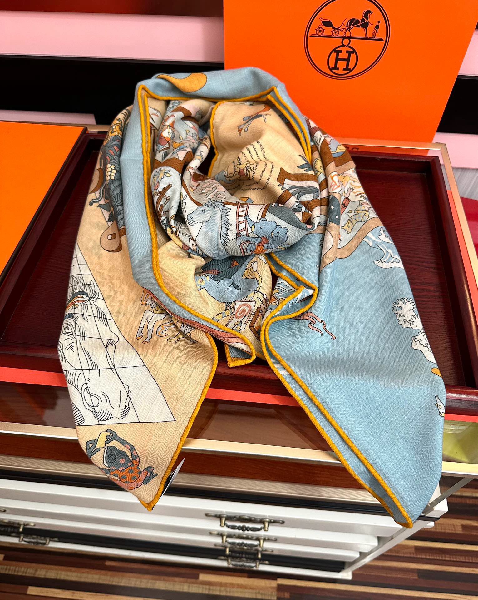 上新 。爱马仕 【马术学院】[嘴唇]今年最新款 140双面同色丝毛披肩这款爱马仕的经典单品展现强大而迷人