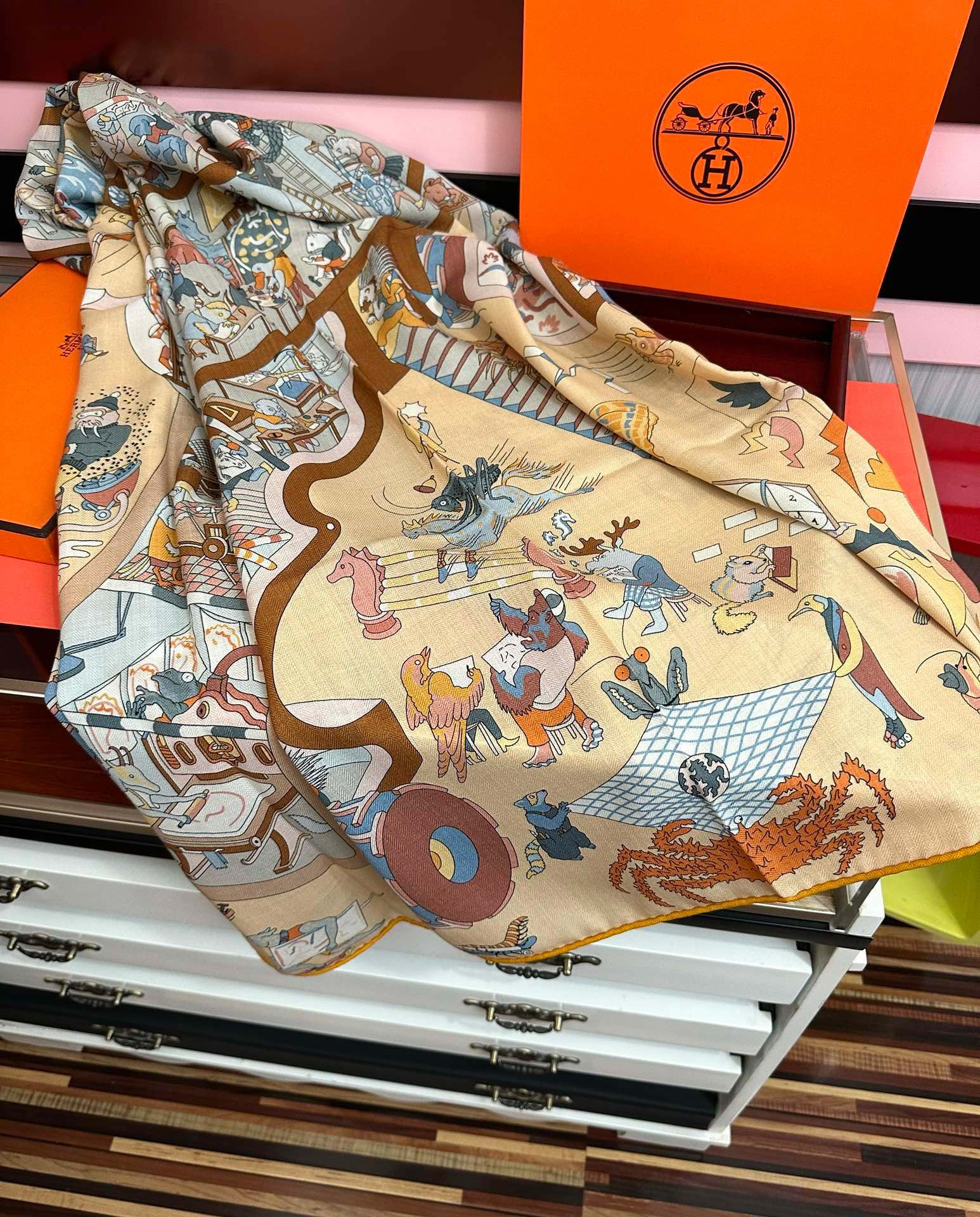 上新 。爱马仕 【马术学院】[嘴唇]今年最新款 140双面同色丝毛披肩这款爱马仕的经典单品展现强大而迷人