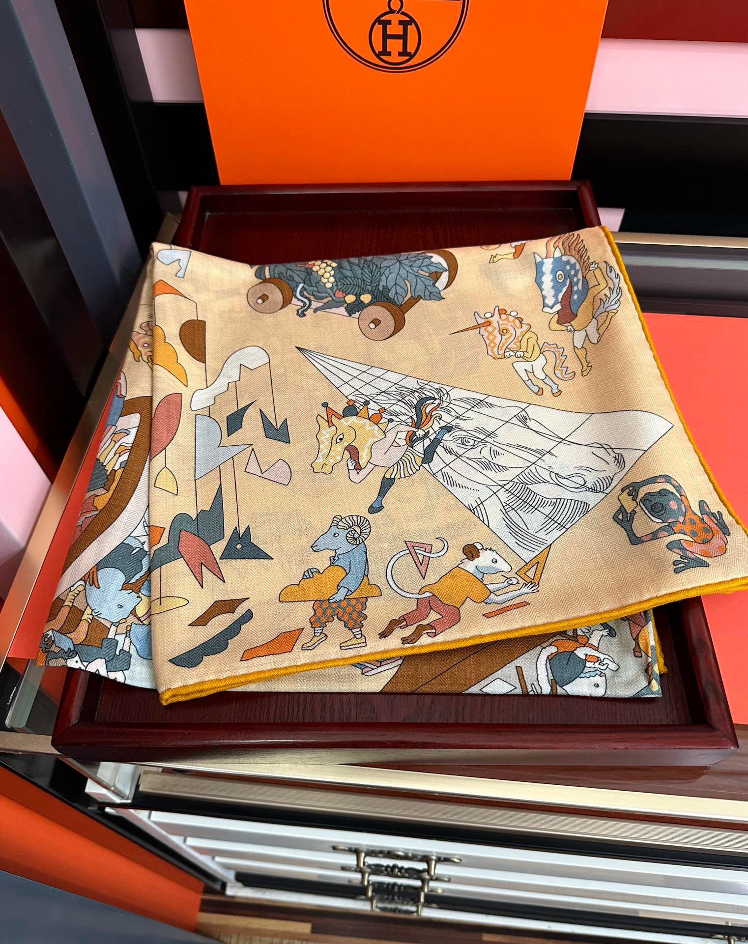 上新 。爱马仕 【马术学院】[嘴唇]今年最新款 140双面同色丝毛披肩这款爱马仕的经典单品展现强大而迷人