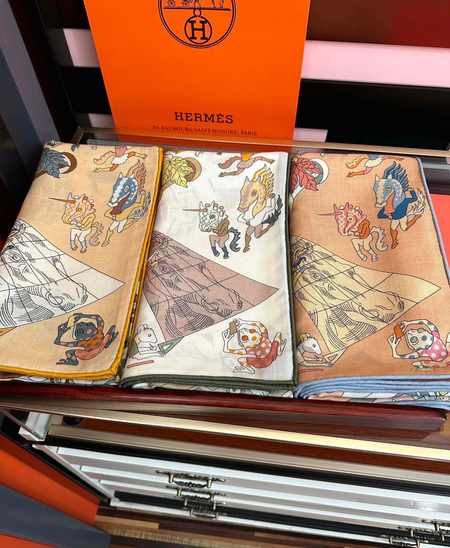 上新 。爱马仕 【马术学院】[嘴唇]今年最新款 140双面同色丝毛披肩这款爱马仕的经典单品展现强大而迷人