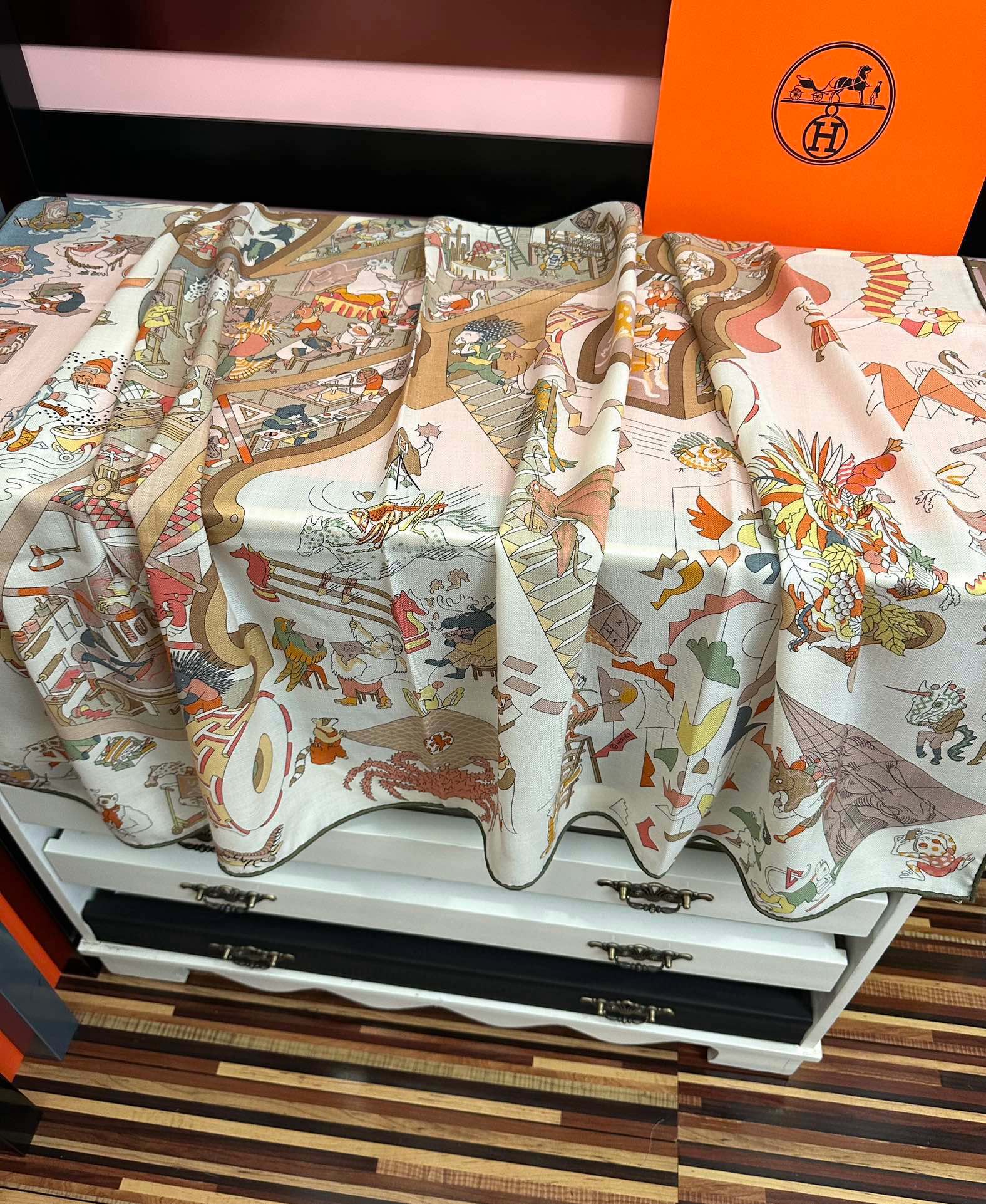 上新 。爱马仕 【马术学院】[嘴唇]今年最新款 140双面同色丝毛披肩这款爱马仕的经典单品展现强大而迷人