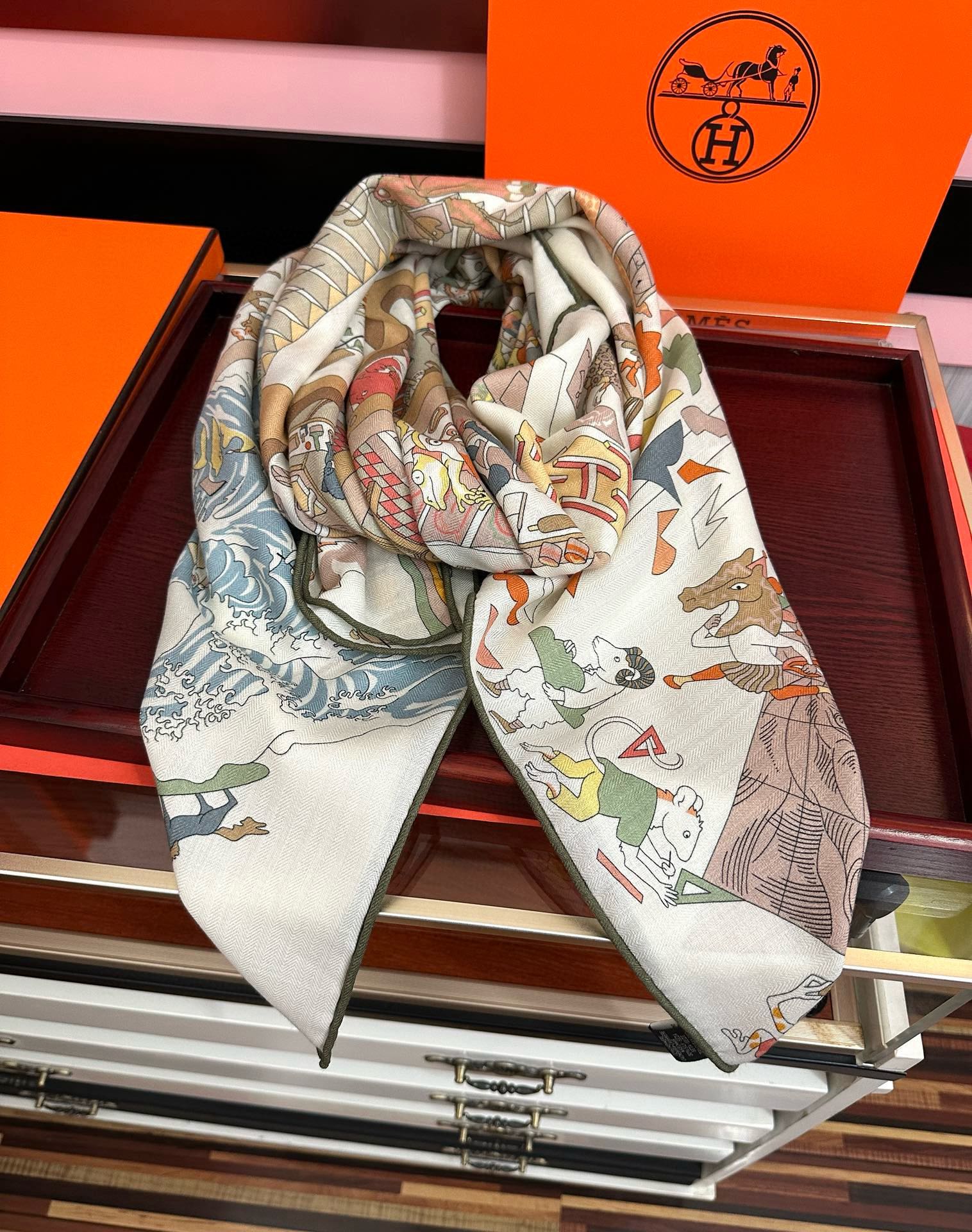 上新 。爱马仕 【马术学院】[嘴唇]今年最新款 140双面同色丝毛披肩这款爱马仕的经典单品展现强大而迷人