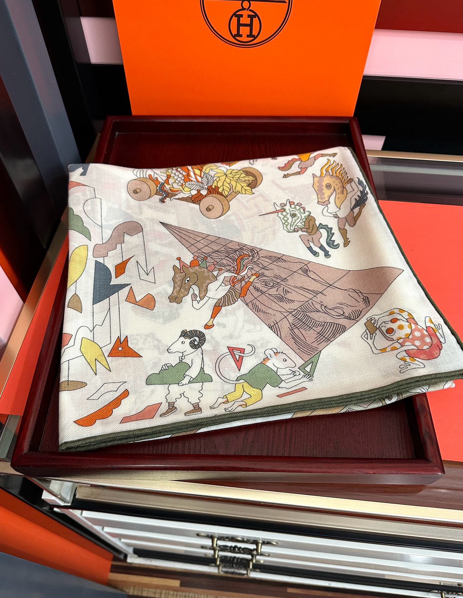 上新 。爱马仕 【马术学院】[嘴唇]今年最新款 140双面同色丝毛披肩这款爱马仕的经典单品展现强大而迷人