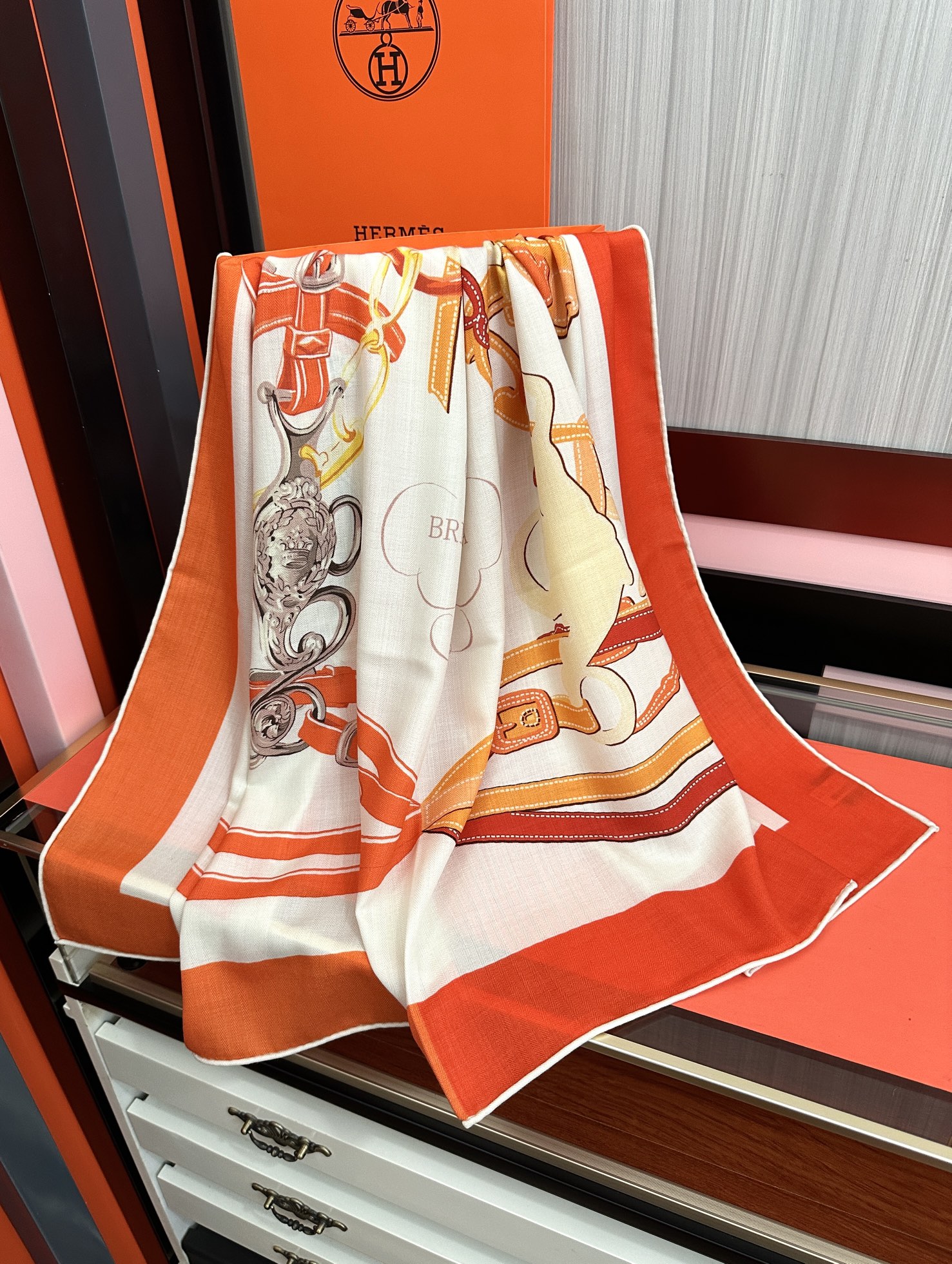 新款。爱马仕 ZG同步秋冬新款[爱心]新一季丝巾采购清单估计各位养马人们已经列好了[太阳]我就不推荐了回