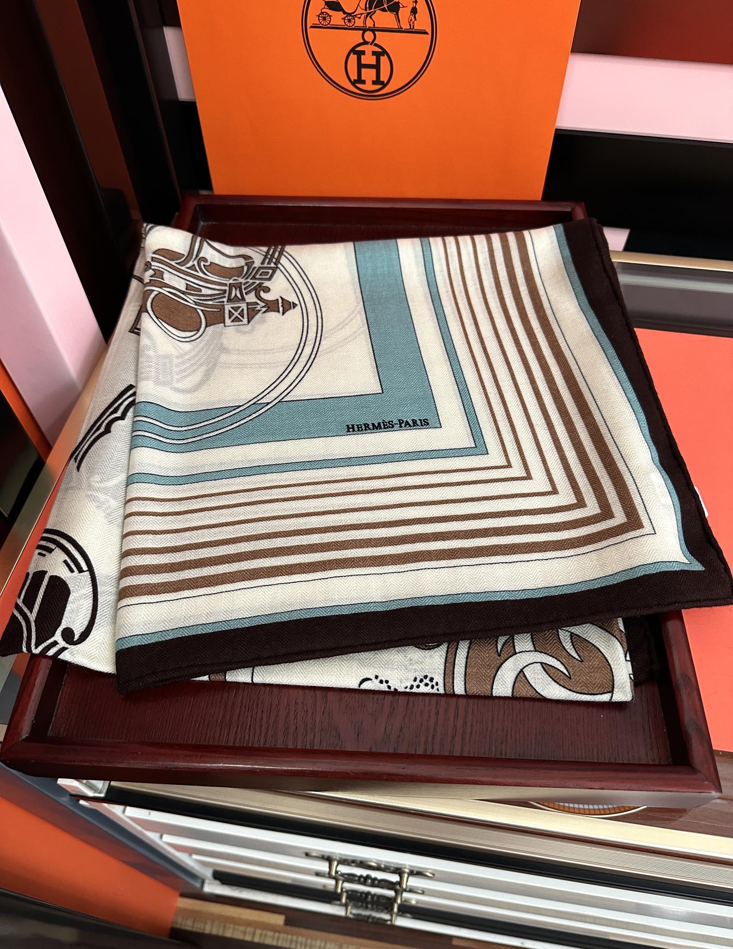 上新❤️爱马仕2025经典优雅[礼物]~气质到骨子里[色]新一季的面料超高级，真心超级柔软，丝丝顺滑[太