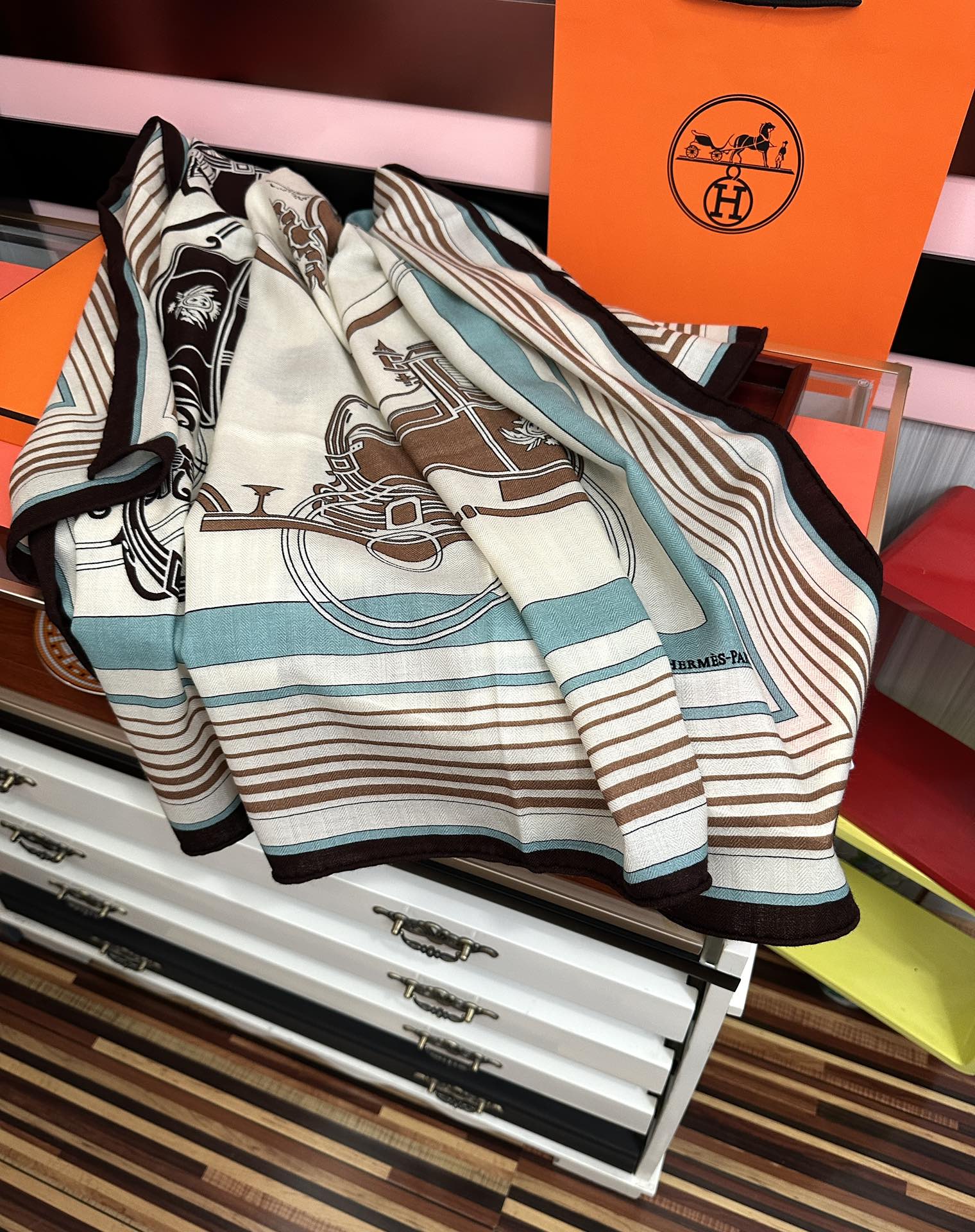 上新❤️爱马仕2025经典优雅[礼物]~气质到骨子里[色]新一季的面料超高级，真心超级柔软，丝丝顺滑[太