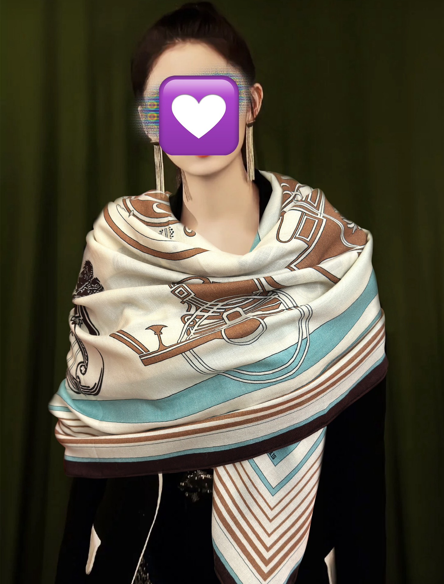 NO:574335,New Hermès 2025 Classic Elegant [Gift] ~ Temperament to the core [Color] The fabrics of the new season are super high-end, really super soft, and silky smooth [Sun] It is very tough and will not be easily snagged! This year’s new series ~ I’m really impressed by the design. [Strong] A silk scarf [color] gives you the best match [lips] The upper body effect is so elegant and elegant [gift] very smart. Layered and elegant texture. [celebration] fragrance powder must be put on [hair] Needless to say, the body effect is really beautiful (it feels better when paired with clothing, shoes and bags) [Beer] The real thing is definitely more beautiful [Strong] [Sun] Size 140x140, material 30 silk cashmere high version scarf, high version scarf, hermes, real silk19860909上新爱马仕2025经典优雅[礼物]~气质到骨子里[色]新一季的面料超高级,真心超级柔软,丝丝顺滑[太阳]韧性很强 不容易被轻易勾丝！今年新出的系列~真的被这样的设计美到[强]一条的丝巾[色]给你最好的搭配[嘴唇]上身效果简直优雅气质到不行[礼物]非常灵动.层次优雅质感.[庆祝]香粉必入[發]上身效果真的不用多说的美(搭配服饰鞋包更有感觉)[啤酒]实物绝对更美[强][太阳]尺寸140x140、材质30真丝丝羊绒高版本围巾,高版本围巾,hermes,real silk,scarf