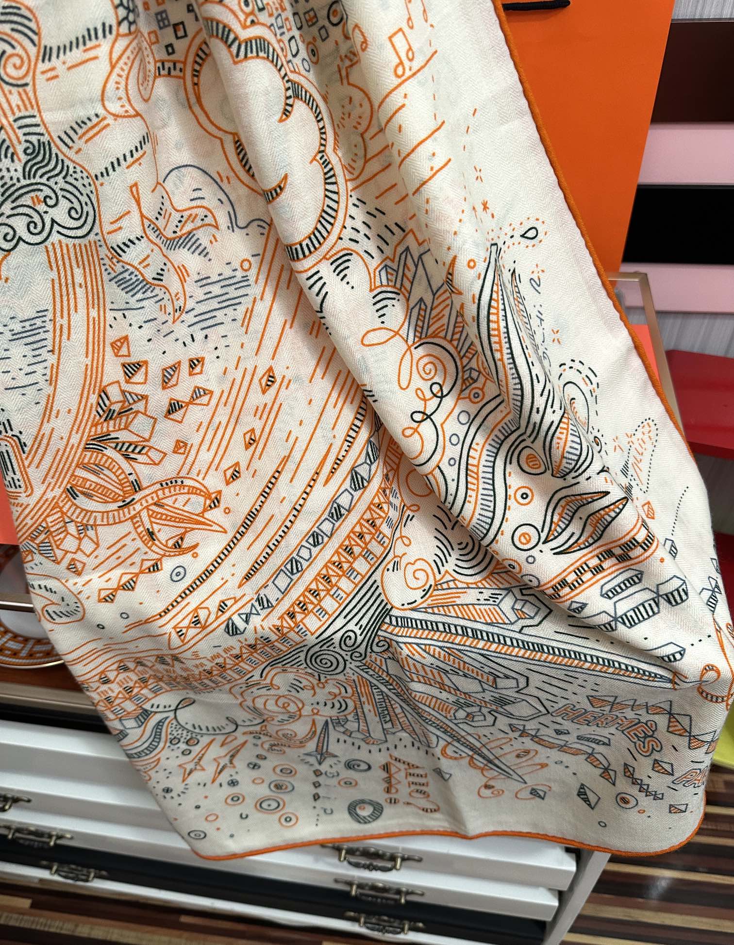 太美了❤️爱马仕 今年经典优雅[礼物]~气质到骨子里[色]新一季的面料超高级，真心超级柔软，丝丝顺滑[太