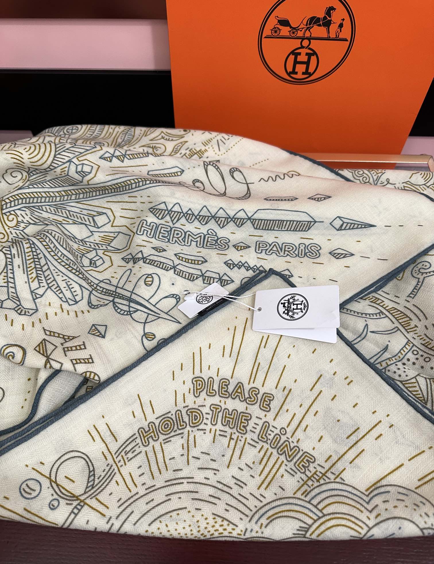 太美了❤️爱马仕 今年经典优雅[礼物]~气质到骨子里[色]新一季的面料超高级，真心超级柔软，丝丝顺滑[太