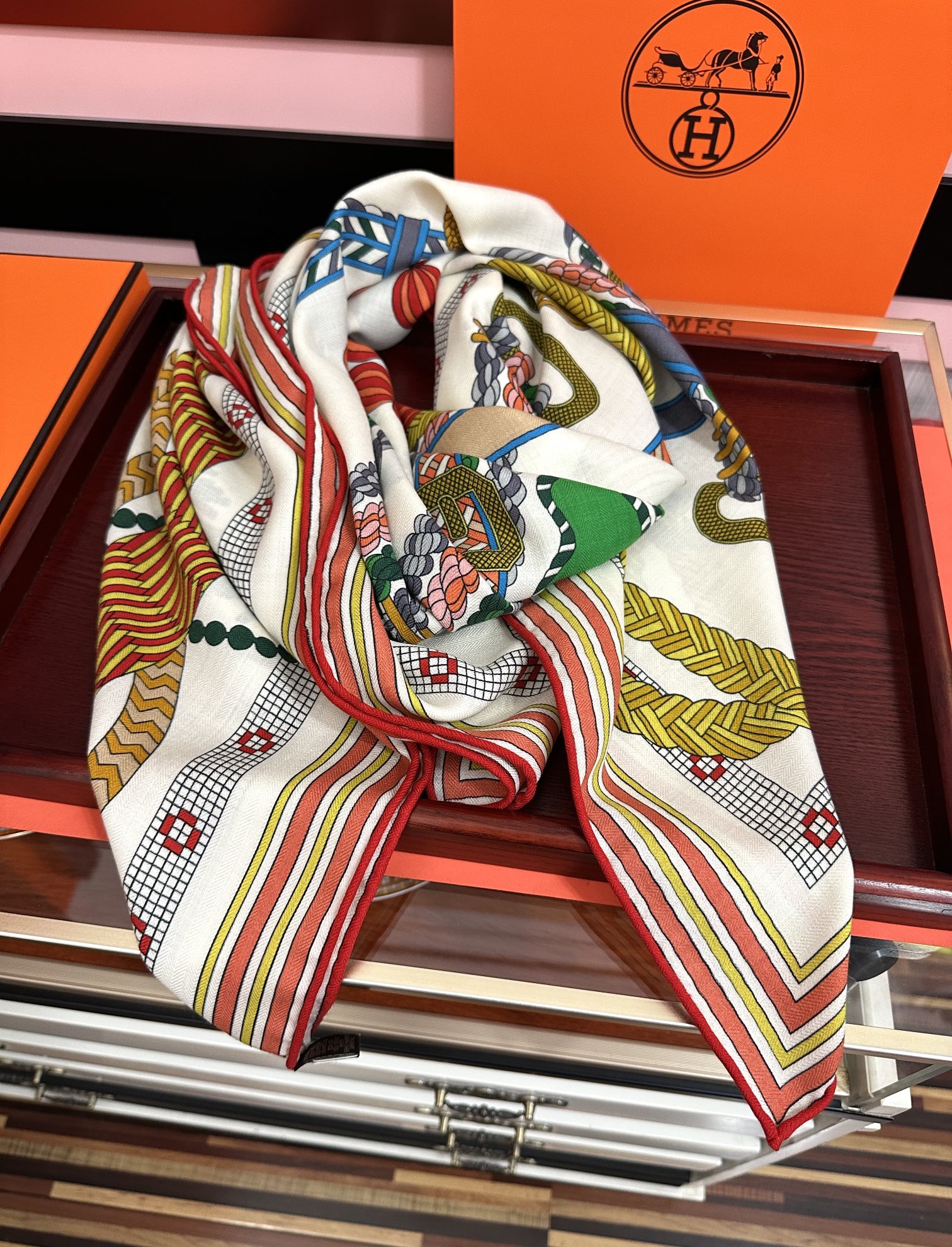 。高品质 新款 爱马仕【编织鞍袋】官网同步 2025秋冬新款[爱心]新一季丝巾采购清单估计各位养马人们已