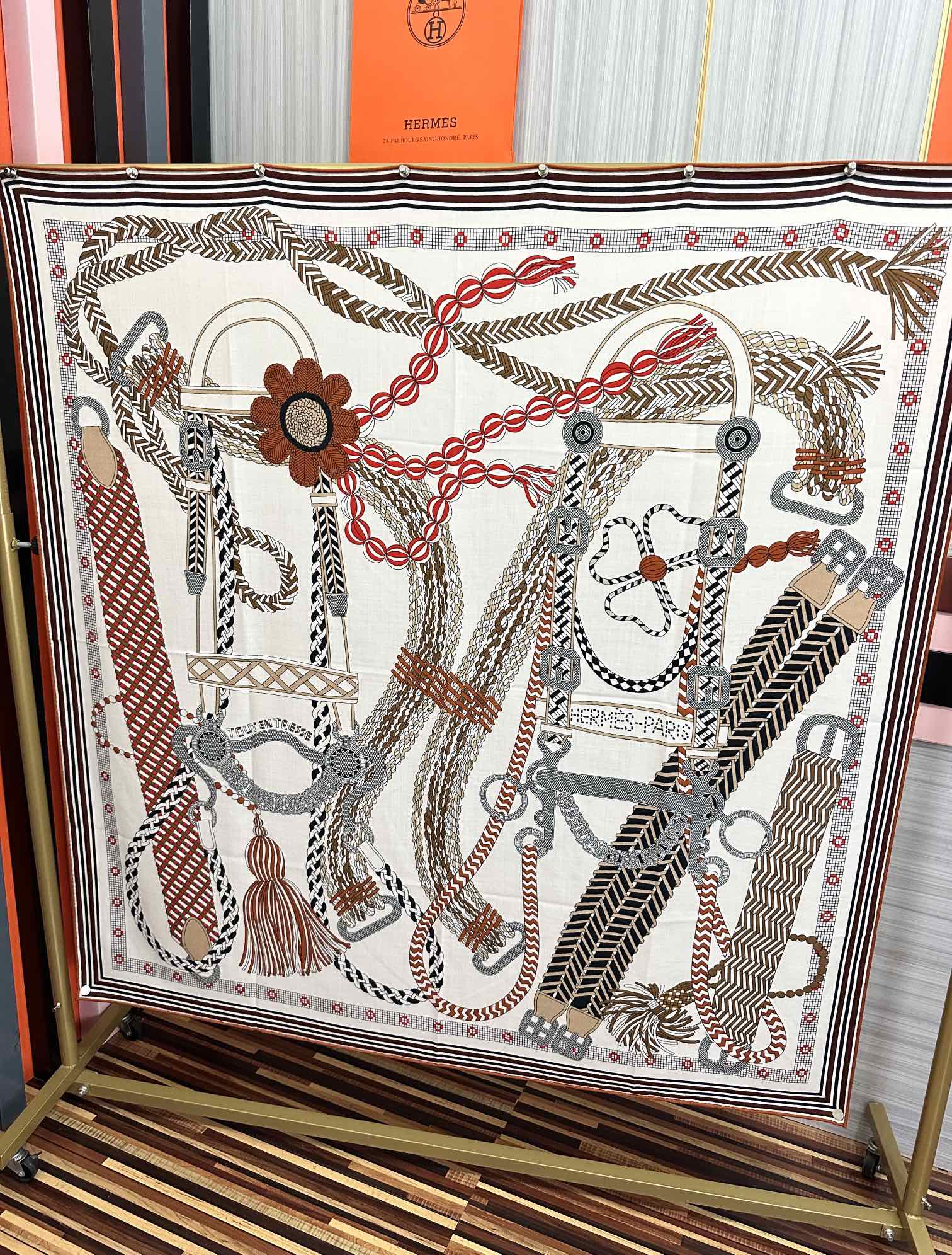 。高品质 新款 爱马仕【编织鞍袋】官网同步 2025秋冬新款[爱心]新一季丝巾采购清单估计各位养马人们已