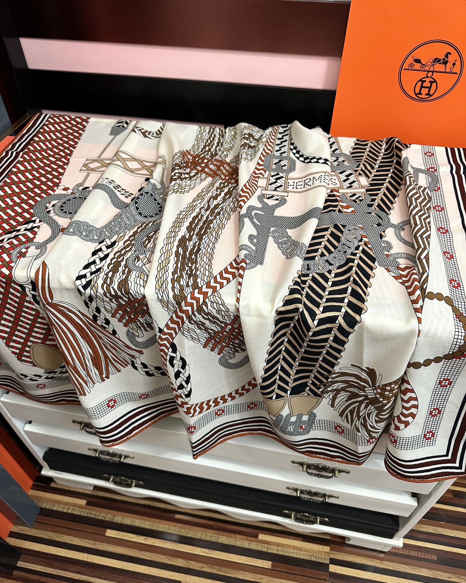 。高品质 新款 爱马仕【编织鞍袋】官网同步 2025秋冬新款[爱心]新一季丝巾采购清单估计各位养马人们已