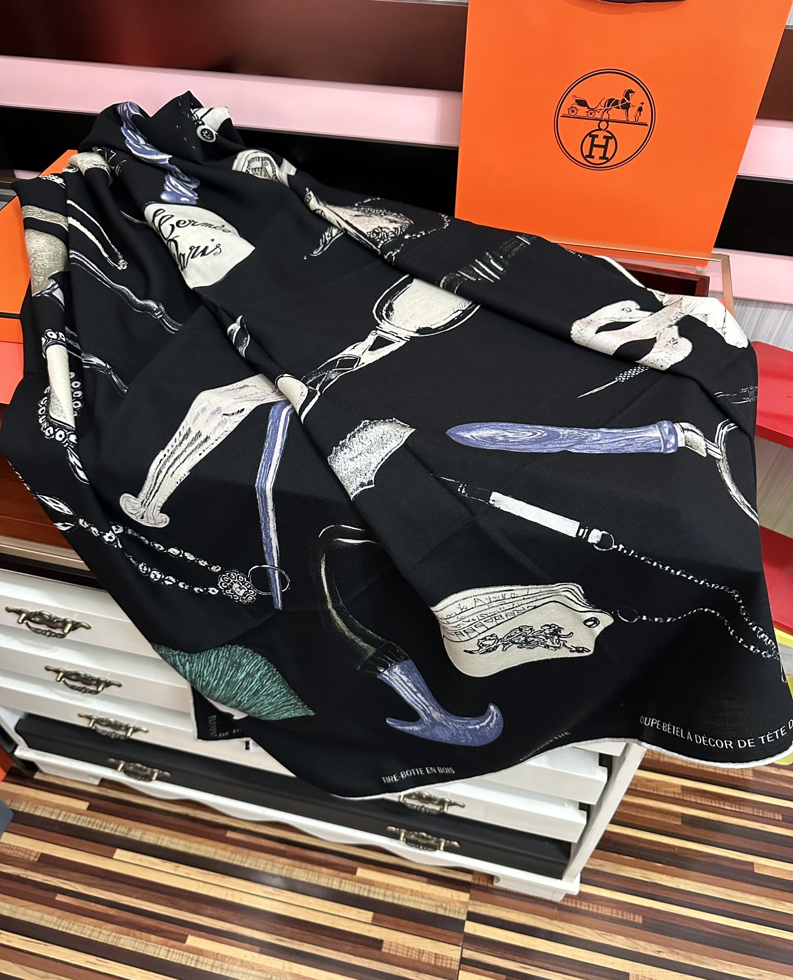 上新。爱马仕 【型影相随】2025新款[爱心] 新一季丝巾[太阳]我就不推荐了回头分享一下部分复刻款的老