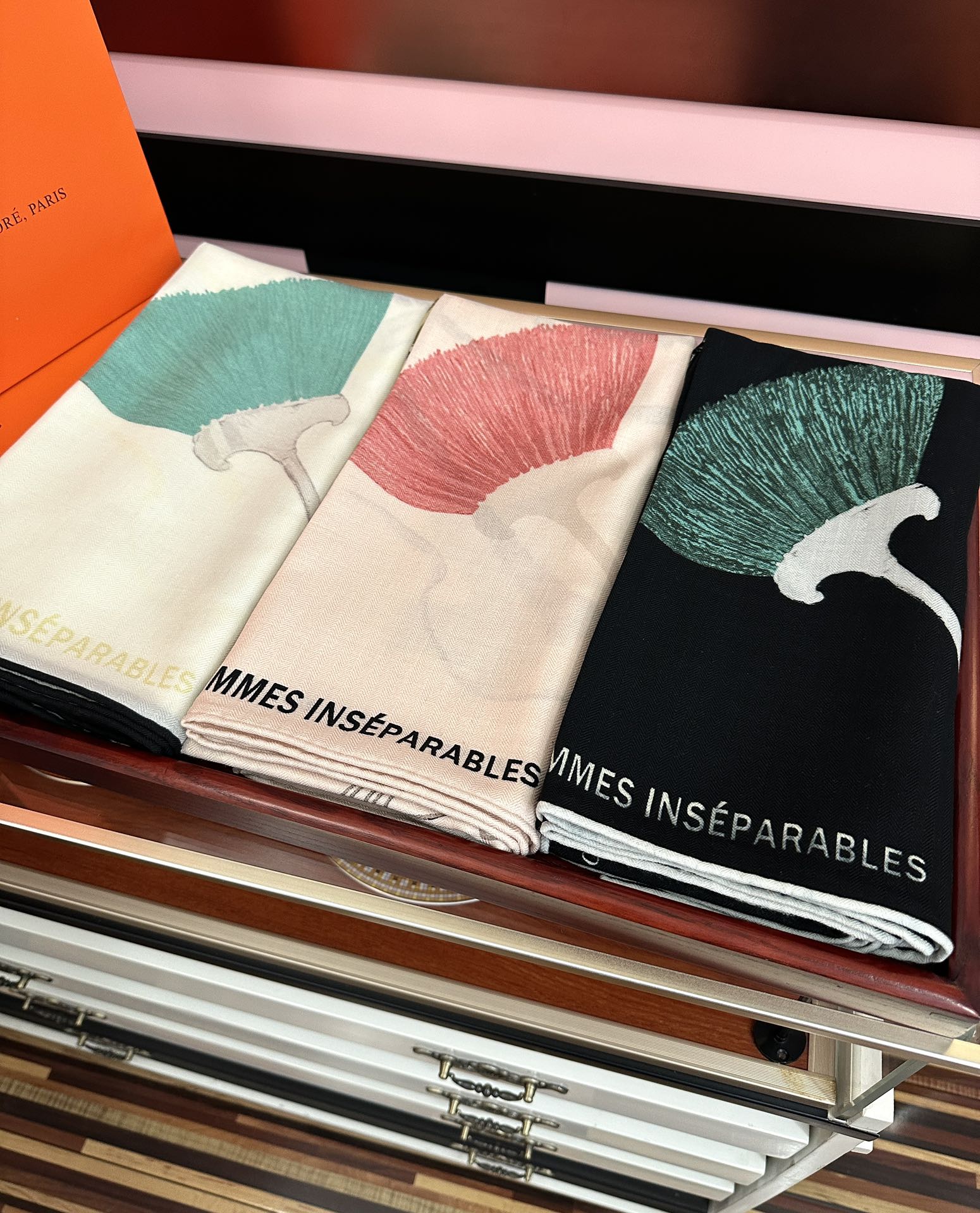 上新。爱马仕 【型影相随】2025新款[爱心] 新一季丝巾[太阳]我就不推荐了回头分享一下部分复刻款的老